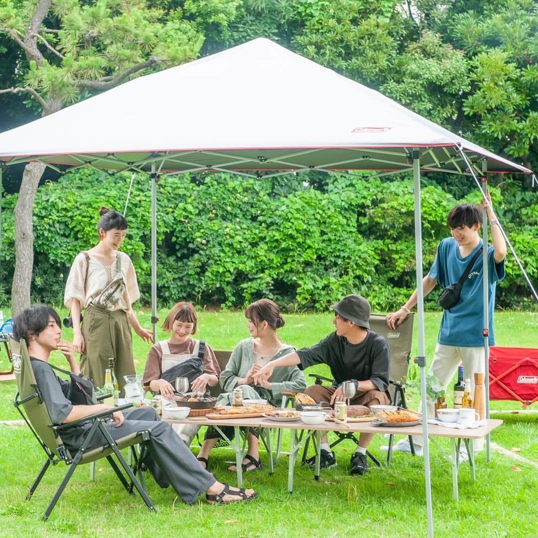 Coleman Japanのインスタグラム：「＼マストバイな素敵BBQ🍖 の味方！／  コールマンには、BBQで活躍するギアが満載。初心者でも火起こしがラクチンなバーベキューグリルや1人で組み立てられるシェードなど、持ち運びも簡単なアイテムが揃います🤗 ・ 野外でおいしい食事とお酒を楽しもう♪ ・ 【Coleman × mer】 #merキャンプ部 初めてキャンプ公開中❣️ https://bit.ly/3i9RStn ・ 【アウトドアワゴンプレゼント🎁】 今なら、アウトドアで大活躍の「アウトドアワゴン」を抽選で1名様にプレゼントいたします！応募詳細は〈7月31日の投稿〉をチェック👈 ・ ・ ・ #mer / @merweb_official  @rikoyamamoto @cyocobi @aotoshino_02 @fukiharu0804 @_kuk._ @ryo2610 ・ #灯そうColeman #灯そうコールマン #灯そう #Coleman #コールマン #Camp #キャンプ #Outdoor #アウトドア #Tent #テント #コールマンテント #BBQ #バーベキュー #アウトドアワゴン #picnic #ピクニック #私のコールマン」