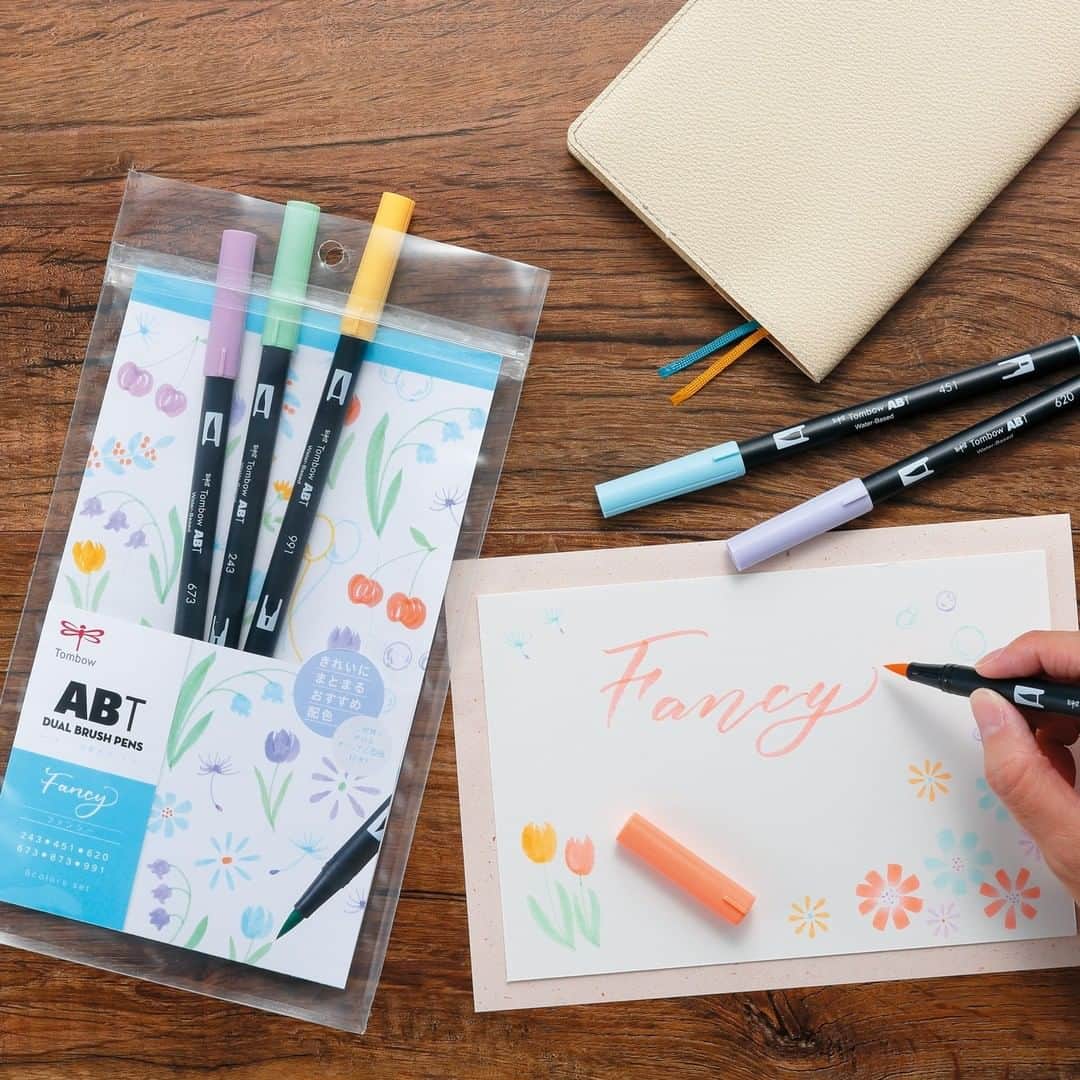 トンボ鉛筆さんのインスタグラム写真 - (トンボ鉛筆Instagram)「トンボのブラッシュペン「ABT」から便利な６色セットが登場しました🎉 全108色のABTからテーマ別で６色をセレクト。 ①ボタニカル ②ナチュラル ③ノルディック ④ファンシー の４つのテーマになっていて、作品や手帳の雰囲気が簡単にまとまる色をセットにしました。  色数が多くてどれを選んだらいいかわからない！という方にもおすすめのセットです🐤 パッケージの真似して描けるモチーフはアーティストのShihoさん @_brush_brush_ に描いてもらいました。 さらに台紙は切り取って「封筒テンプレート」として使えるようになっています。  詳しい色見本は @tombow_art_official  にて紹介しています📝 ６色の中ならどの組み合わせでもかわいくなるので、いろんな柄やイラストを描いて楽しんでみてください。 . . . #tombow #stationery #stationerylove #papercraft #バレットジャーナル #ジャーナリング #文具好き #文房具好き #ノート術 #カード #手帳術 #手帳の中身 #bulletjournalcommunity #bujoinspire #手帳ライフ #手帳好きさんと繋がりたい #bujojunkie #ABT #手描き #doodle #doodlesofinstagram #doodles #bujoideas #tombowfunart　#tombow　#dualbrushpen　#tombowdualbrushpen #tombowbrushpen」8月5日 19時59分 - tombowpencil