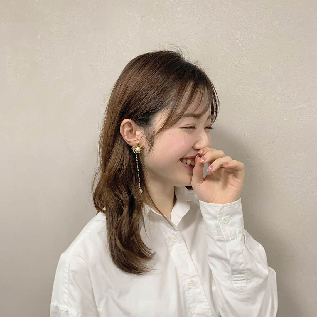 MERYさんのインスタグラム写真 - (MERYInstagram)「.⁣ クラシカルな雰囲気のアクセが今旬コーデにぴったり♡⁣ .⁣ インスタグラマーとしても人気のyamashita（ @___ymst ）さんがディレクターを務める 『printemps（ @printemps_ymst ）』とMERYshopのコラボアイテムはもうチェックしましたか？⁣ ポルトガルで買い付けた存在感のあるヴィンテージのフラワーパーツが目を引く、揺れるピアス/イヤリング。華奢に垂れるチェーンと樹脂パールが大人シンプルな印象で、どんなコーデにも合わせやすそうですよね♡⁣ .⁣ 【アイテム詳細】⁣ flowerchain ¥4,300⁣ .⁣ .⁣ #meryshop #printemps_ymst #printemps #ハンドメイド #ハンドメイドアクセサリー #コラボアクセサリー #パールアクセサリー #ヴィンテージアクセサリー #ヴィンテージピアス #ヴィンテージイヤリング #レトロヴィンテージ #ハンドメイドコミュニティ #MERY女子 #MERY #お洒落さんと繋がりたい」8月5日 20時00分 - mery.jp