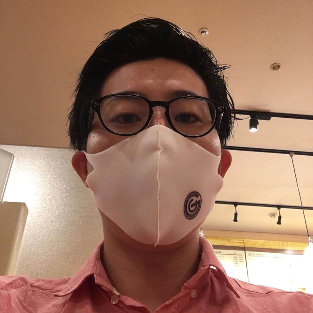  山本陽平のインスタグラム：「事務所のグレープカンパニーから持続化給付マスクをもらいました」