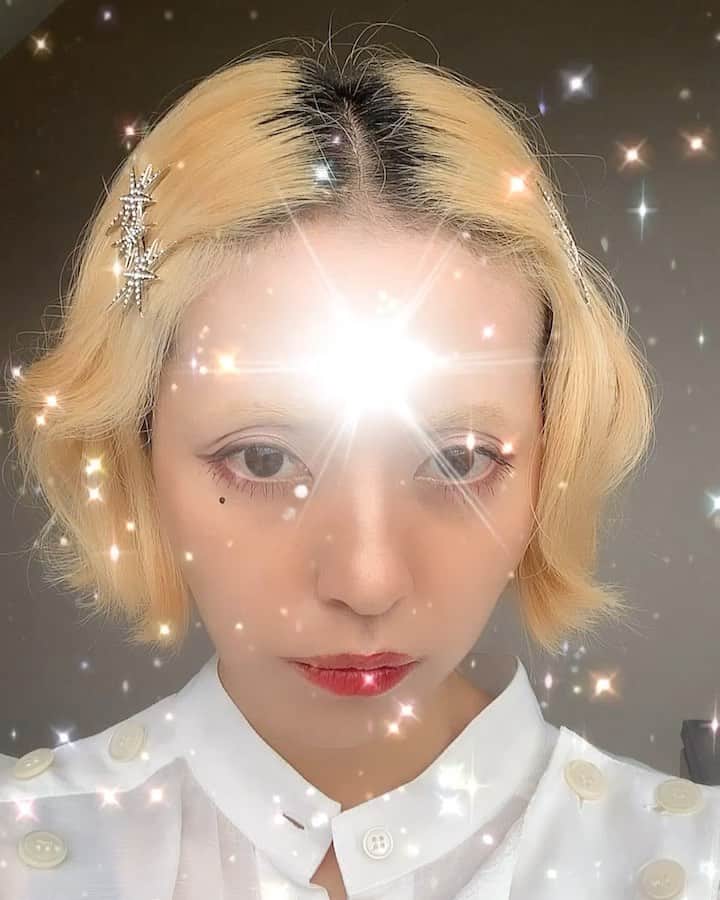 PELIのインスタグラム：「少し前に @pameopose の20AWがスタートしました！ テーマは白鳥の湖で、Matthew boneの舞台をインスピレーションに、童心の気持ちをふんだんに爆発の✨💥👶✨ アクセサリーは特にです💎 このキラキラピンは"キラキラ"をそのままピンにして頭につけます💜 シャツは王子シャツです🤴🌹  #pameopose #swanlake #MatthewBourne #ballet」