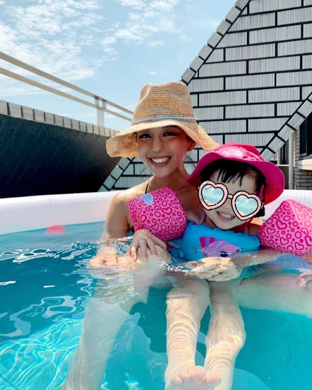 PINKYのインスタグラム：「Pool day all day🌈🌊🧡  あっつい日のお家プールは最高☀️💦✨ 　 ・・・ ・・・ #love #happy #family #mamalife #babygirl #3歳 #poolday #2020summer #お家プール始めました」