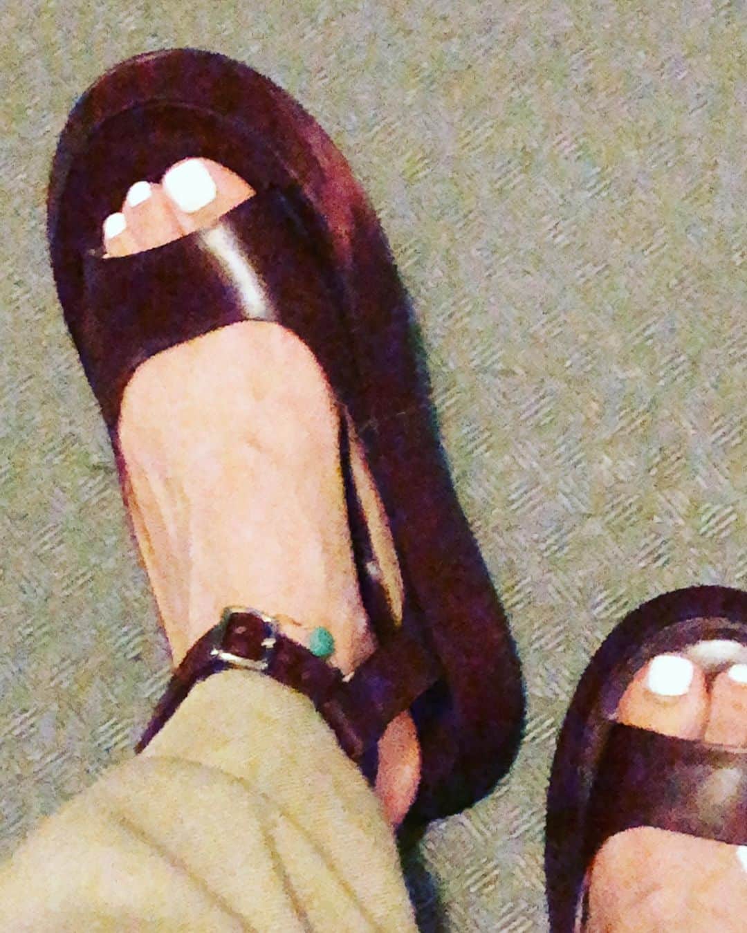阿部洋子さんのインスタグラム写真 - (阿部洋子Instagram)「👟👞👢👡👠 #今日の靴  ややぺったんこ。 久々にパンツはいてみた。 麻だからやや涼しげ。 背中はぱっくり開けつつ😝  このサンダル、特殊な底。 お船みたいなカタチ。 →2枚目の📸でわかるかな？  #shoes #shoeslover #shoestagram #shoesoftheday #sotd #ootd」8月5日 20時01分 - hirocoring