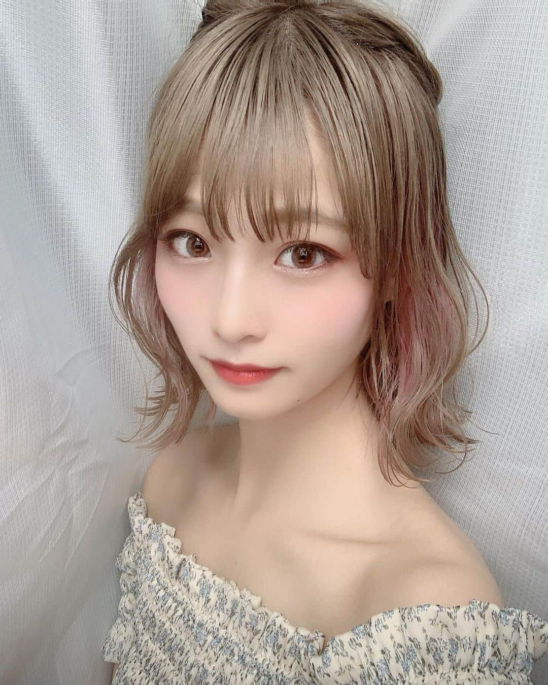 のインスタグラム：「梅雨明けしてやっと夏っぽくなりましたね🌺🐠 ・ ・ 今日のカラコンは @glam_karakon のlightのピーチ🍑 ・ ・ 淡いピンク色で透明感が出てナチュラル可愛い〜🥰♡ ・ ・ #glamlens#カラコン#カラコンレビュー#カラコンレポ#GRAMLENS#GRAM#グラムレンズ#グラムカラコン」