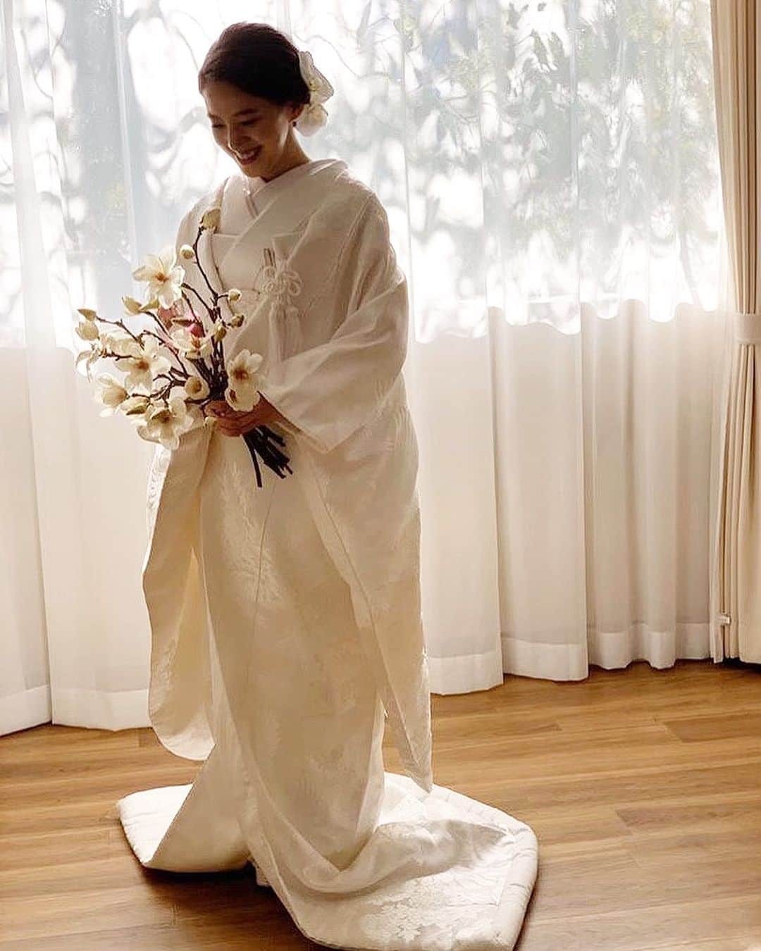 ARCH DAYS Weddingsさんのインスタグラム写真 - (ARCH DAYS WeddingsInstagram)「素敵な白無垢・色打掛コーディネート５選🕊﻿ ﻿ ﻿ 人気再燃中の和装ウェディング。日本の古き良き伝統を受け継ぐ和装婚ですが、最近はトレンドも取り入れつつ、とってもおしゃれな着こなしをしている花嫁さんが沢山います♩﻿ ﻿ ﻿ 和装にもドレスと同じようにウェディングブーケを合わせたり、大ぶりのヘッドドレスを合わせたり、参考にしたいアイディアばかり✨﻿ ﻿ ﻿ ぜひARCH  DAYS花嫁さんの着こなしを参考にしてみてくださいね！﻿ ﻿ ﻿ -----﻿ ﻿ ﻿ DIYコラムのモデルになってくれる方を大募集🤍﻿ ﻿ ﻿ @archdays_weddings をフォロー＋ #archdays花嫁 をつけて投稿するだけで応募完了！﻿ ﻿ ﻿ ARCH DAYSのプロフィールブックやウェルカムボードなど、DIYコラムのモデルさんとして、編集部からお声がけをさせていただきます✨﻿ ﻿ ﻿ 沢山のご応募お待ちしています♩﻿ ﻿ ﻿ -----﻿ ﻿ ﻿ ▽ARCH DAYSのトップページはこちらから☑︎﻿ @archdays_weddings﻿ プロフィールのリンクから﻿ ﻿ ﻿ ▽KIDS & BABYのパーティーアイディアはこちら☑︎﻿ @archdays﻿ ﻿ ﻿ -----﻿ ﻿ ﻿ ARCH DAYSに会員機能ができました💁‍♀️﻿ ﻿ ﻿ 気になる記事や写真をクリップして、もっと便利に！自分だけのページを作れます📎﻿ ﻿ ﻿ また、会員登録をしてマイページからパートナーを招待すれば、2人でイメージを共有可能に♩﻿ ﻿ ﻿ -----﻿ #archdays #archdays_wedding #アーチデイズ #アーチデイズウェディング #archdays花嫁 #白無垢 #白無垢ヘア #白無垢洋髪 #白無垢コーディネート #白無垢ブーケ #白無垢花嫁 #白無垢ヘアメイク #白無垢髪型 #白無垢挙式 #和装結婚式 #和装ヘア #和装婚 #和装花嫁 #和装髪型 #和装ヘア #和婚 #和婚花嫁 #和装ウェディング #和装ウエディング #和装結婚式 #和装婚 #和装花嫁 #色打掛 #色打掛ヘア﻿」8月5日 20時02分 - archdays_weddings