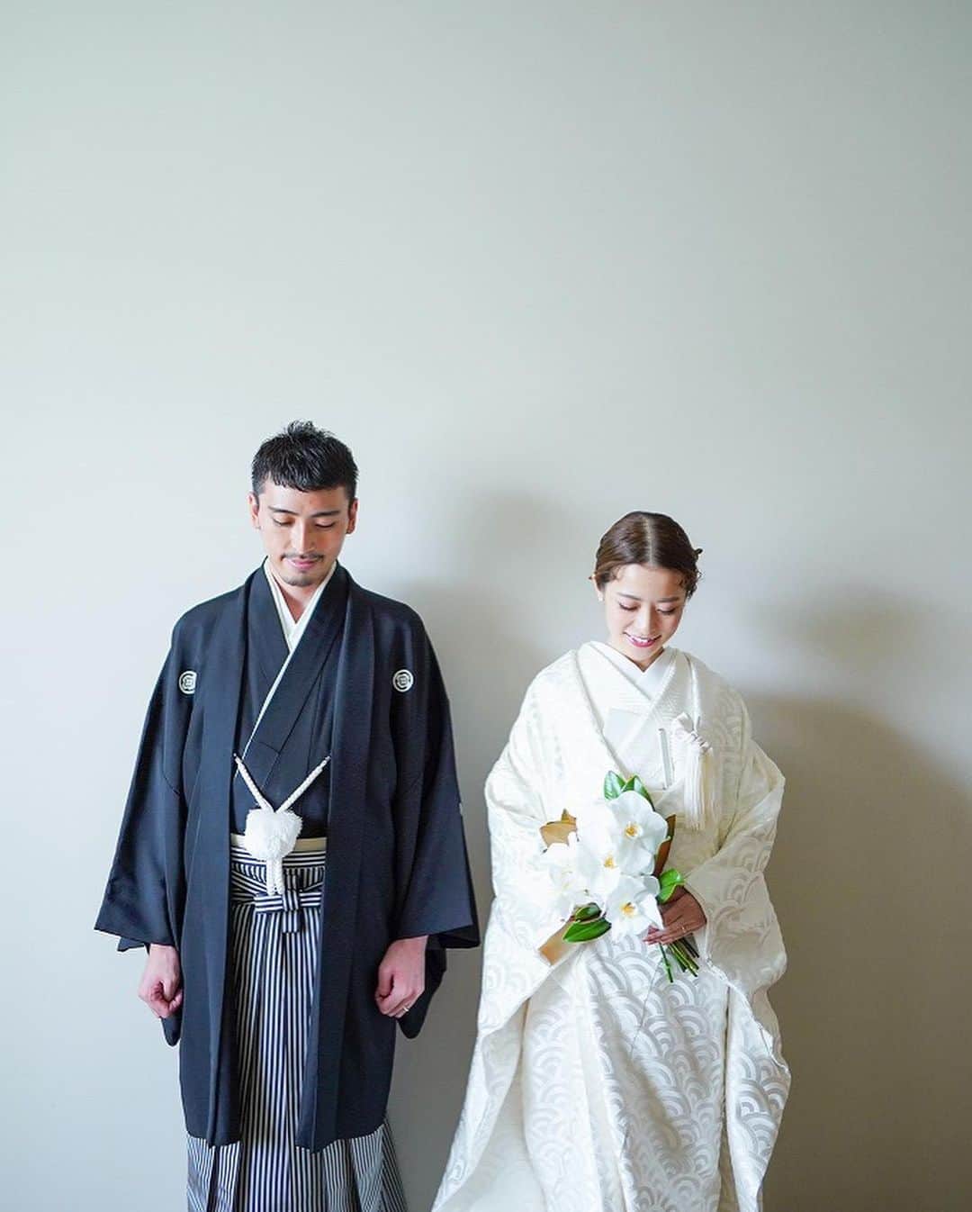 ARCH DAYS Weddingsさんのインスタグラム写真 - (ARCH DAYS WeddingsInstagram)「素敵な白無垢・色打掛コーディネート５選🕊﻿ ﻿ ﻿ 人気再燃中の和装ウェディング。日本の古き良き伝統を受け継ぐ和装婚ですが、最近はトレンドも取り入れつつ、とってもおしゃれな着こなしをしている花嫁さんが沢山います♩﻿ ﻿ ﻿ 和装にもドレスと同じようにウェディングブーケを合わせたり、大ぶりのヘッドドレスを合わせたり、参考にしたいアイディアばかり✨﻿ ﻿ ﻿ ぜひARCH  DAYS花嫁さんの着こなしを参考にしてみてくださいね！﻿ ﻿ ﻿ -----﻿ ﻿ ﻿ DIYコラムのモデルになってくれる方を大募集🤍﻿ ﻿ ﻿ @archdays_weddings をフォロー＋ #archdays花嫁 をつけて投稿するだけで応募完了！﻿ ﻿ ﻿ ARCH DAYSのプロフィールブックやウェルカムボードなど、DIYコラムのモデルさんとして、編集部からお声がけをさせていただきます✨﻿ ﻿ ﻿ 沢山のご応募お待ちしています♩﻿ ﻿ ﻿ -----﻿ ﻿ ﻿ ▽ARCH DAYSのトップページはこちらから☑︎﻿ @archdays_weddings﻿ プロフィールのリンクから﻿ ﻿ ﻿ ▽KIDS & BABYのパーティーアイディアはこちら☑︎﻿ @archdays﻿ ﻿ ﻿ -----﻿ ﻿ ﻿ ARCH DAYSに会員機能ができました💁‍♀️﻿ ﻿ ﻿ 気になる記事や写真をクリップして、もっと便利に！自分だけのページを作れます📎﻿ ﻿ ﻿ また、会員登録をしてマイページからパートナーを招待すれば、2人でイメージを共有可能に♩﻿ ﻿ ﻿ -----﻿ #archdays #archdays_wedding #アーチデイズ #アーチデイズウェディング #archdays花嫁 #白無垢 #白無垢ヘア #白無垢洋髪 #白無垢コーディネート #白無垢ブーケ #白無垢花嫁 #白無垢ヘアメイク #白無垢髪型 #白無垢挙式 #和装結婚式 #和装ヘア #和装婚 #和装花嫁 #和装髪型 #和装ヘア #和婚 #和婚花嫁 #和装ウェディング #和装ウエディング #和装結婚式 #和装婚 #和装花嫁 #色打掛 #色打掛ヘア﻿」8月5日 20時02分 - archdays_weddings
