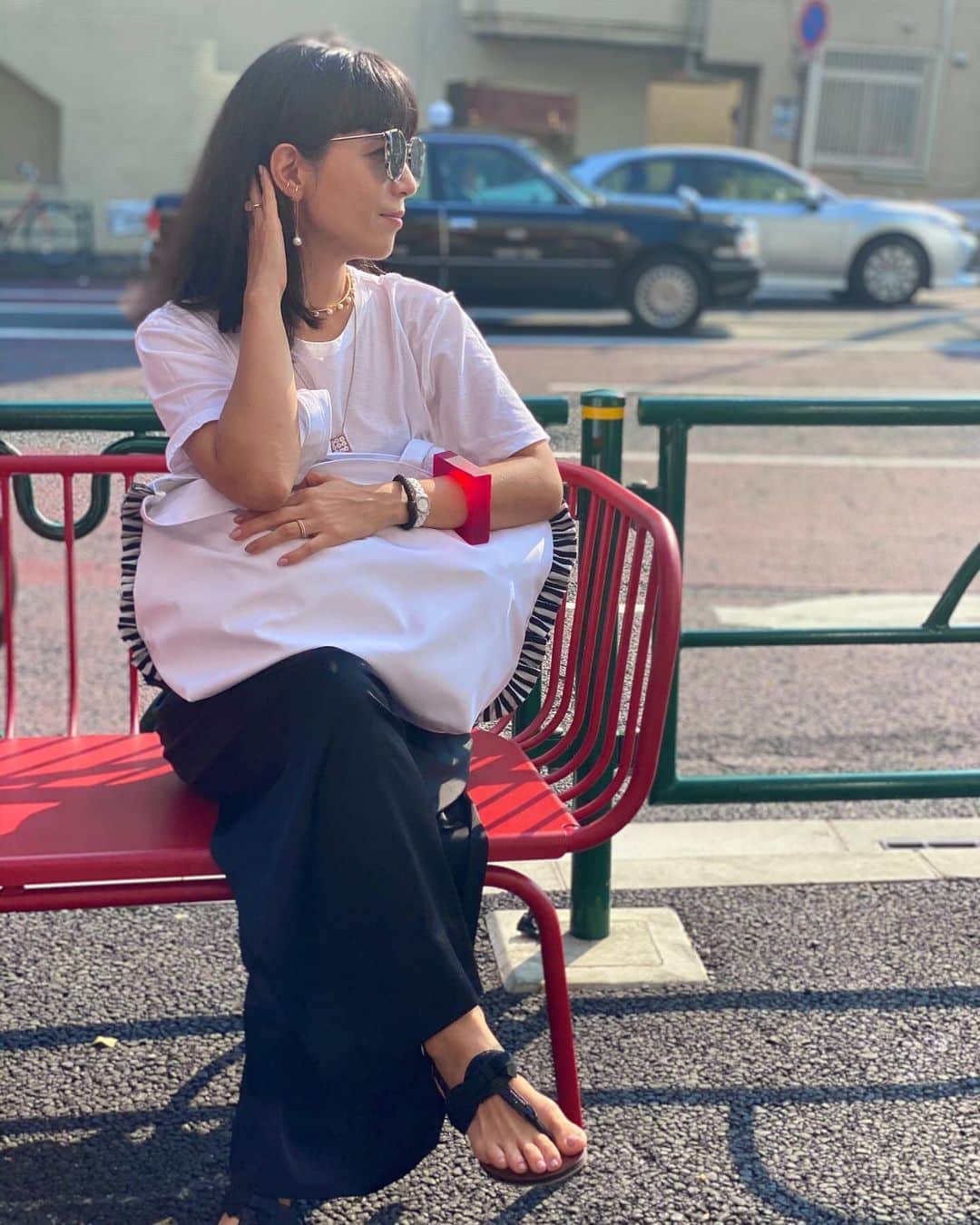 BORDERS at BALCONYのインスタグラム：「柴田 @yokoshibatabordersatbalcony はCITY POLY TOTEのホワイトをチョイスしました。⁠⠀ ⁠⠀ 少しチャレンジを迷う”白いバッグ”も、CITY POLYなら汚れにくい素材なのでデイリーにお使いいただけます。⁠⠀ ポリエステル素材ならではのパキっとしたホワイトは、秋冬に暗くなりがちなコーディネートのアクセントにぴったり！⁠⠀ ⁠⠀ 大きめのトートは、フリルが甘くないので、シンプルスタイリングに大人っぽくコーディネートしていただけます。⁠⠀ ⁠⠀ ⁠⠀ ⁠⠀ ⁠⠀ ⁠⠀ ⁠⠀ ⁠#bordersatbalcony #ボーダーズアットバルコニー #ボーダーズ #BORDERS #柴田陽子 #yokoshibata #citypoly #totebag #トート #ポシェット #ななめがけ #スマホポーチ」