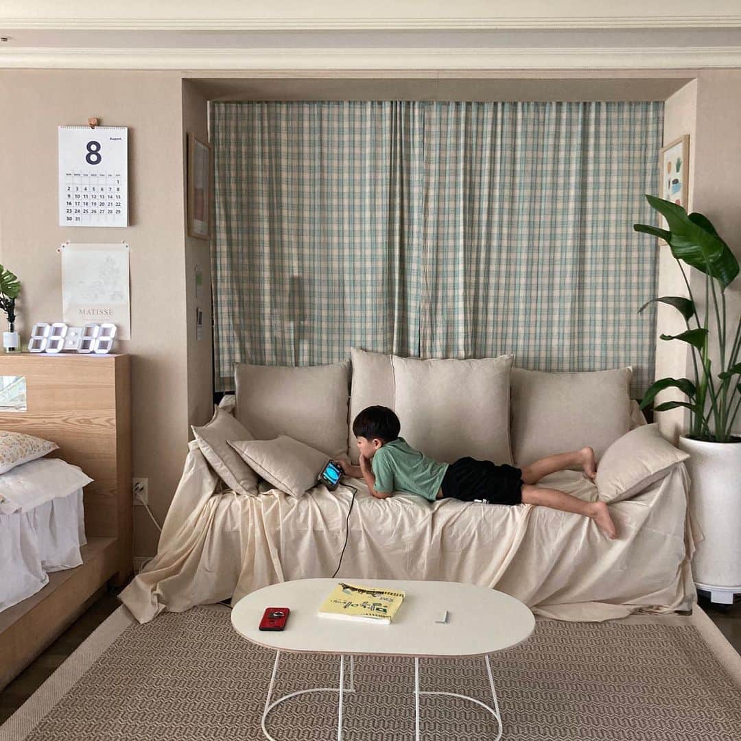 ホン・ヨンギさんのインスタグラム写真 - (ホン・ヨンギInstagram)「처음으로 거실 #인테리어 해봤어용 ☺️✨ 아직 너무 미숙하죠ㅠㅠㅠㅠ」8月5日 20時03分 - kisy0729