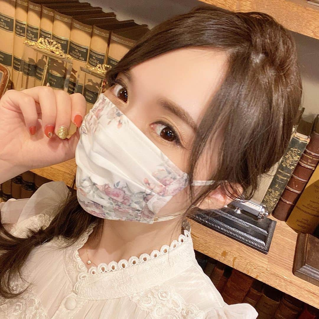 岡英里さんのインスタグラム写真 - (岡英里Instagram)「『MACHE』マシェ  というマスクブランドでモデルをさせて頂きました☺️❤️  https://www.rakuten.co.jp/mache1/  withコロナになってきた今、マスクは毎日かかせないアイテムなのでファッションに合わせていろいろと着けたいよね🥺❣️  ここのマスクは柄がとっても可愛く紐部分にはアジャスターもついてるからその人にあったサイズになるし、小顔見せ効果もあり😳👏🏻✨  お洒落マスクだけどちゃんと抗菌加工もしっかりしてるので洗っても安心👌✨  そして暑くなった今に嬉しい接触冷感❄️はひんやりして気持ちいいよ😆❗️  自分でつけるのはもちろん、プレゼントにもめちゃめちゃおすすめ🎁❤️  他にも柄がたくさんあるから見てみてね☺️💓  #マシェ #MACHE #マスク #マスクブランド #オリジナル柄 #接触冷感マスク #接触冷感 #布マスク #おしゃれマスク #お洒落マスク #ファッションマスク #抗菌 #抗菌加工 #防臭 #洗える #清潔 #小さめ #レディース #通勤 #通学 #飛沫防止 #小顔効果 #お洒落 #おしゃれ #可愛い #かわいい #楽天 #お洒落さんと繋がりたい #モデル #japapnese」8月5日 20時03分 - okaeri0424