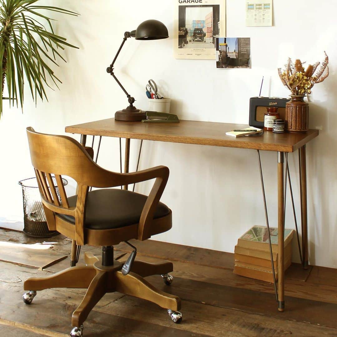 のインスタグラム：「シンプルながらもヴィンテージ感のあるBELLS ATELIER TABLEが8/8(土)よりACMEおよびjournal standard Furniture全店にて販売開始いたします。﻿ ﻿ Sサイズ﻿ W900×D500×H730mm﻿ ¥55,000 +TAX﻿ ﻿ Lサイズ﻿ W1100×D550×H730mm﻿ ¥67,000 +TAX﻿ ﻿ MATERIAL: OAK / STEEL﻿ ﻿ また同日より23日までの期間限定で、﻿ サイズオーダーの受注を承っております。 ﻿ 天板は北海道・大雪山の「ナラ材」を使用し、国内の職人により1点づつ製作。 ﻿ 通常のナラ材よりワイルドな木目は、より一層の雰囲気をかもし出します。﻿ ﻿ この機会に是非ご覧頂ければと思います。﻿ 皆様のご来店心よりお待ちしております。﻿ ﻿ #acme #acmefurniture #アクメ #アクメファニチャー #desk #デスク」