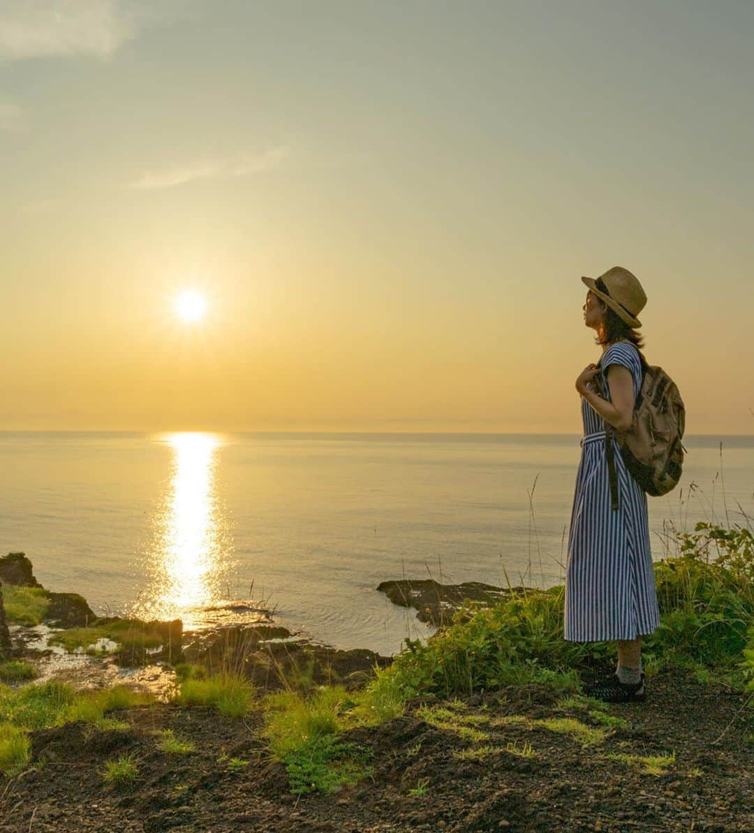 詩歩さんのインスタグラム写真 - (詩歩Instagram)「\ 詩歩のさど旅🚢 / ﻿ ﻿ 佐渡島から、水平線に沈む夕日を眺めて🌇﻿ ﻿ ここは、先日アップした島の南西端にたつ #沢崎鼻灯台 から、ちょっと横道に入った場所。﻿ 海のほうへ下る足跡があったので降りてみたら、急に視界がひらけた場所ば現れました✨﻿ ﻿ 「島旅」の良いところは、海に囲まれてるから朝日も夕日も楽しめるところ📷﻿ ﻿ まあ、早起きニガテだから、朝日は基本見ないんだけどねｗ﻿ ﻿ ﻿ ﻿ ▼ 佐渡汽船さんのお仕事で佐渡島をリポートしています！このTagをつけていくのでぜひみてね﻿ #shiho_sado﻿ ﻿ Watching the sunset on the horizon at Sado Island.﻿ ﻿ This is the place where I went down a side street from Sawazakinohana Lighthouse, which stands at the southwest end of the island. I found footprints going down to the sea, so I went down and found a place where I could see a clear view ✨﻿ ﻿ One of the best things about the island trip is that it's surrounded by the ocean, so you can enjoy sunrises and sunsets. Well, I'm not good at waking up early, so I don't usually watch the sunrise. lol﻿ ﻿ ﻿ ﻿ 🙏佐渡へ旅行しようと思っている方へのお願い﻿ 政府や佐渡市が発表している新型コロナウイルスの最新情報を確認ください﻿ ﻿ ﻿ 📷July﻿ 📍沢崎鼻灯台／新潟　佐渡島﻿ 📍Sawasakihana Lighthouse／Sado island Niigata Japan﻿  #sadoisland #佐渡島 #佐渡汽船﻿ ﻿ ﻿ ﻿ ©Shiho/詩歩」8月5日 20時13分 - shiho_zekkei