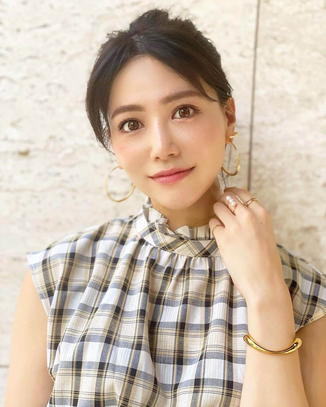 石井里奈さんのインスタグラム写真 - (石井里奈Instagram)「こんばんは💕 . 今日も美容&メイク投稿❤️ 今月も @generalclinic_roppongi で🤭8回目のピコトーニングとメソアクティス（美白成分）のエレクトロポーションを💕✨ . ほんっとーーーにずーっと悩んでたシミが徐々にですが薄くなってきて感動❤️✨メソのエレクトロポーションでさらに美白に磨きをかけてくれて私の肌は最近悩み知らずの肌に近づいてきています🙏💕✨今回はわかりやすく動画で💕 . そして今回使ったメイクはこちら💕 . @ettusaisjp アイエディションマスカラベース、アイブロウマスカラ02 @loveliner_official オールラッシュマスクブラウンブラック、アイライナーミディアムブラウン @jsmbeauty_ アイシャドウsaddlebrown . 眉毛とまつげのメイクいい感じ💕 インスタライブでも好評で実際使ってよかったってDMやコメントいただいてとっても嬉しかったな❤️✨ . dress... @eclin_official  jewelry... @charlottechesnaisjewelry  ring... @__isrie  . 今日もお疲れ様でした💕 . #りなまるメイク #メイク #六本木エステ #ピコトーニング #エレクトロポーション #エステ #フェイシャルエステ #シミケア #美白 #美白ケア #charlottechesnais #ラブライナー #おすすめコスメ #loveliner #エテュセ #まつげ #まゆげ #アイブロウ #韓国コスメ #プチプラコスメ #プチプラ #ドラコス #koreanbeauty #jsm #jungsaemmool #アイシャドウ #マスカラ #アイラッシュ #自まつげ #睫毛」8月5日 20時14分 - ri7tin1025