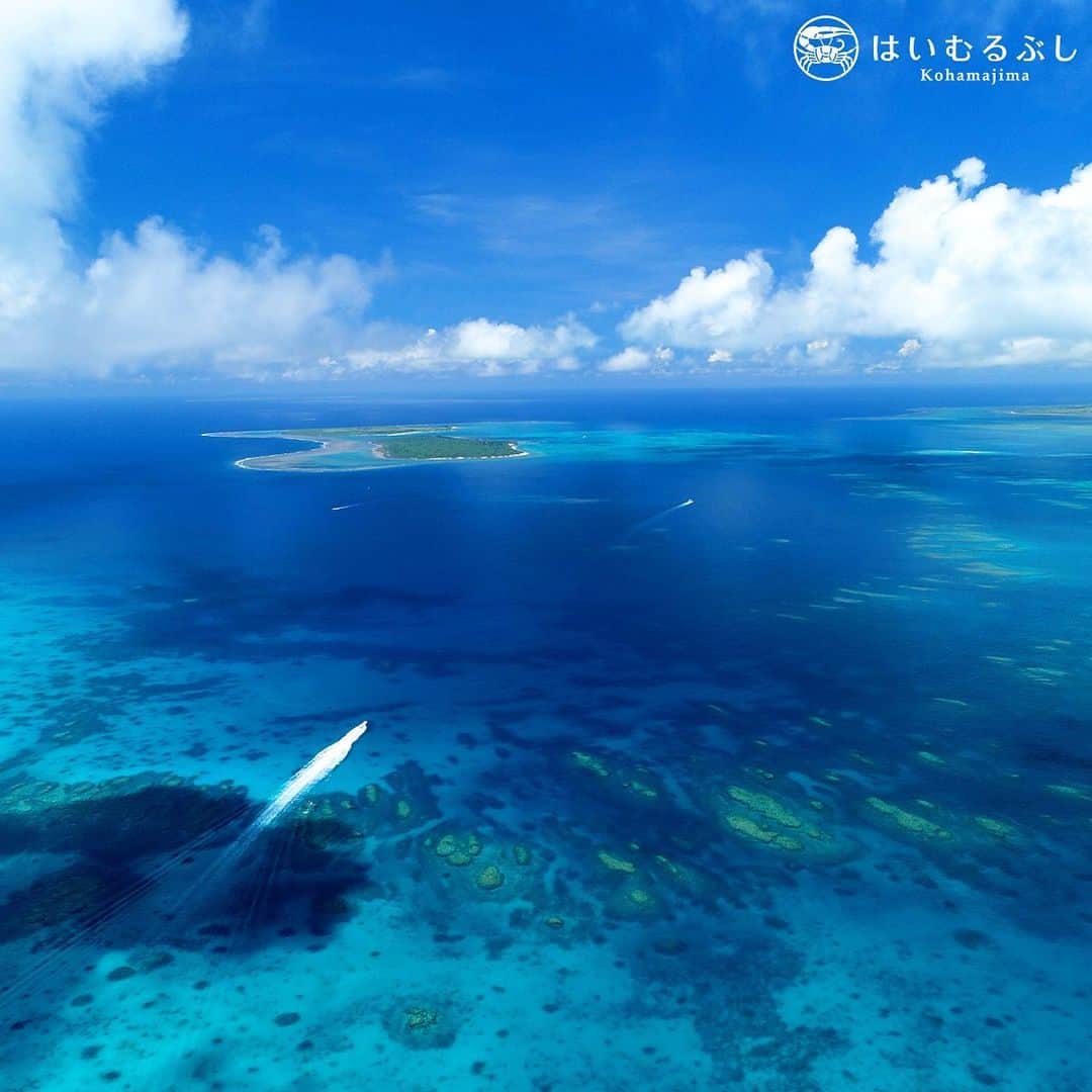 HAIMURUBUSHI はいむるぶしさんのインスタグラム写真 - (HAIMURUBUSHI はいむるぶしInstagram)「小浜島・はいむるぶしから癒しの風景をお届けします。 雲の間から望む瑠璃色の海と八重山ブルーのサンゴ礁… 白い航跡を残しながらダイビングボートが石西礁湖を滑走します。 #沖縄 #八重山諸島 #石西礁湖 #サンゴ礁 #ダイビング #ボート #新城島 #パナリ #小浜島 #リゾート #ホテル #はいむるぶし」8月5日 20時14分 - haimurubushi_resorts