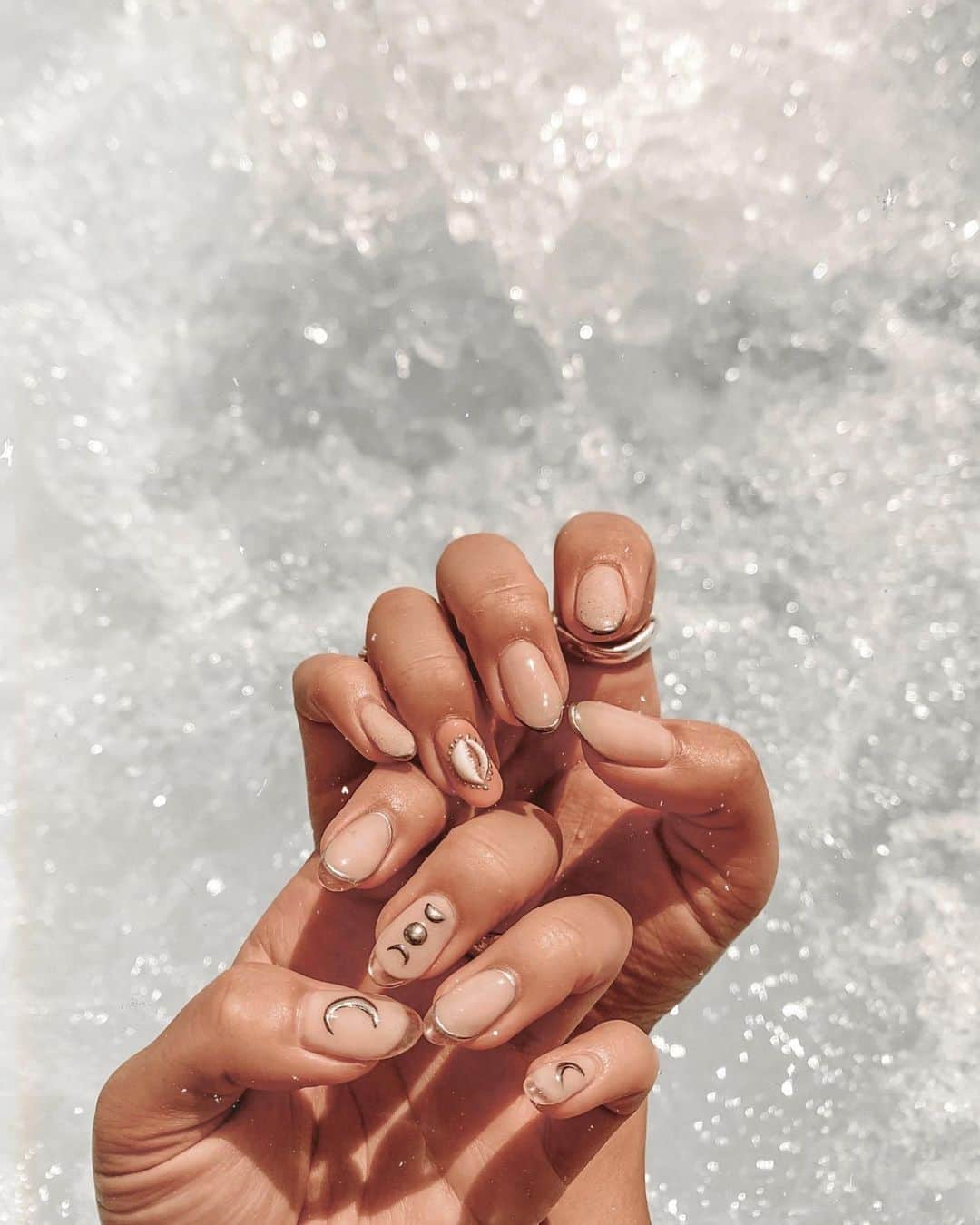 ✷kana✷のインスタグラム：「💅 . . 今回もクリアフレンチ♡ 珍しくスクエアではなく丸くしてみた♡ 手足おそろでサーモンピンクを いれたよ〜♡ ハンドはみっちゃん、フットはあやさんに♡ いつもありがとうございます😍 . . @art_room_michika  @art_room_nails  #artroomnails」