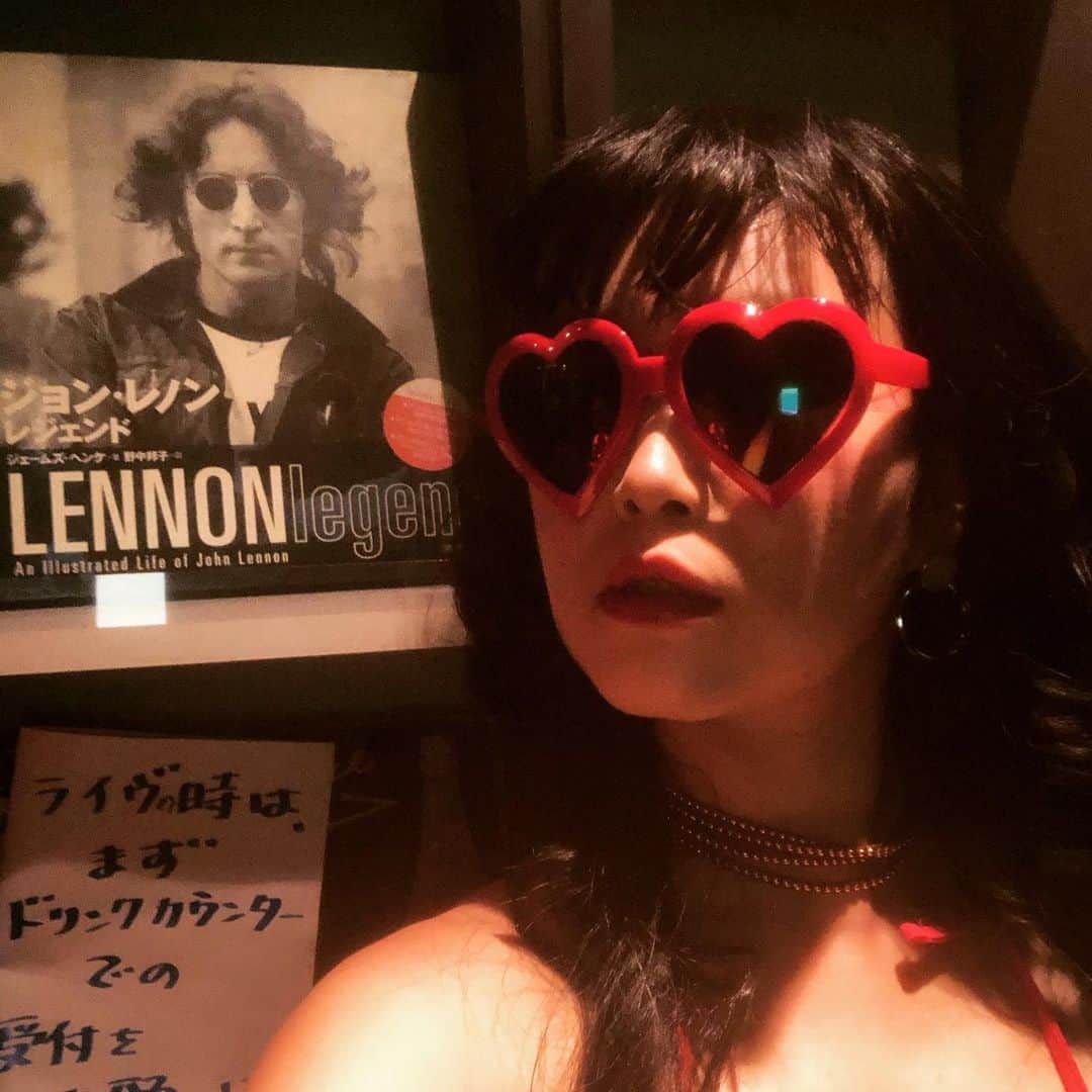 佐々木心音さんのインスタグラム写真 - (佐々木心音Instagram)「with John Lennon . . . #photography #johnlennon #twoshot #sunglasses #heartmake  #summer #actress #singersongwriter #kokonesasaki  #ジョンレノン #サングラス #ツーショット #尊敬 #ハートマーク #夏の日に #音楽のある生活 #佐々木心音」8月5日 20時16分 - sasakikokone