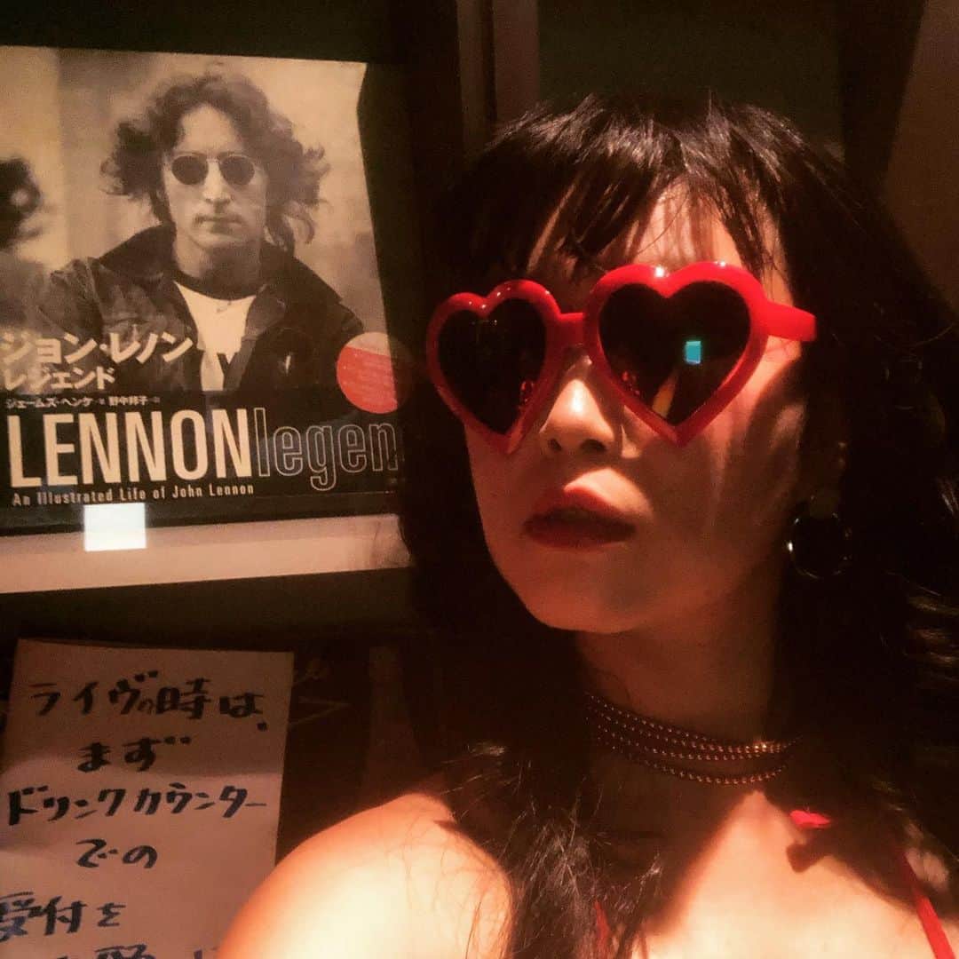 佐々木心音のインスタグラム：「with John Lennon . . . #photography #johnlennon #twoshot #sunglasses #heartmake  #summer #actress #singersongwriter #kokonesasaki  #ジョンレノン #サングラス #ツーショット #尊敬 #ハートマーク #夏の日に #音楽のある生活 #佐々木心音」