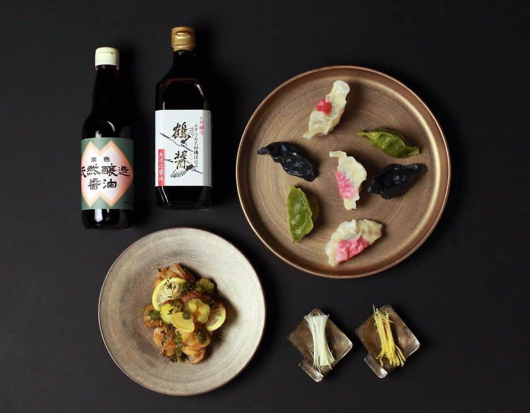 八芳園さんのインスタグラム写真 - (八芳園Instagram)「. . 日本の伝統を守る 醤油を通した木桶復活コミュニティ オンラインイベントが開催🥢 . . 「木桶」という言葉で どんなものを連想しますか？ . 遡ること約400年前の江戸時代。 .  和食のベースとなる 醤油、味噌、酢、味醂、酒などの基礎調味料は 「木桶」でつくられていました。 .  ところが、時代が進むとともに 費用対効果が合わないという理由で、 桶仕込みの調味料は減少の一途をたどり、 現在、醤油業界では全体の1％以下まで落ち込んでいます。 .  そのため、 醸造用の木桶を製造する桶屋さんも 残すところ日本全国で1社のみ。 .  このままでは 江戸時代から続く日本の伝統文化が消えてしまう。 . そこで立ち上がったのが 「木桶職人復活プロジェクト」。 .  . そんな日本の伝統を守る活動を より多くの方に知っていただき応援してもらいたいと思い、 今回のオンラインイベントを企画しました。 .  イベントにお招きするのは、 木桶醤油蔵元である 香川県小豆島の「ヤマロク醤油」の山本さんと、 奈良県の「片上醤油」の片上さん。 .  今回のイベントでは、 ヤマロク醤油「鶴醤(つるびしお)」と 片上醤油「淡色天然醸造醤油」 .  そしてこのイベントのためにご用意した、 これら２つの醤油を使用した 八芳園オリジナル醤油料理をご自宅にお届けします。 .  お二人の貴重なお話を聞きながら、 日本の伝統文化を学び、食を愉しむひととき。 .  ぜひご参加くださいませ。 . .   【日本の木桶を守る発酵文化サスティナブルコミュニティ＠オンライン  第１回 「醤油」を通した木桶復活コミュニティ】 . ■日程 8月20日(木) 19:00～20:30※要予約 . ■内容 木桶醤油を使用した八芳園オリジナル料理を食べながら醤油蔵元の山本さん・片上さん、そして八芳園シェフのお話を愉しむ  . ■配送内容 ①ヤマロク醤油「鶴醤」（100ミリリットル） ②片上醤油「淡色天然醸造醤油」（100ミリリットル） ③2つの醤油を使用した八芳園オリジナルメニュー4品 . ■開催方法 オンライン（ZOOMにてご参加していただきます） . ■料金 7,500円（税込）※1～2名様相当分 ※こちらの収益の一部を木桶蔵元応援金として蔵元さんにお渡しさせて頂きます。 . ■ご予約はこちらから https://passmarket.yahoo.co.jp/event/show/detail/01fxem113km2z.html 「八芳園 木桶イベント」で検索 . . #八芳園  #オンラインイベント #木桶 #醤油 #日本文化 #片上醤油 #ヤマロク醤油  #蔵元 #職人 #職人技 #サスティナブル #発酵　#発酵食品  #発酵のある暮らし  . #おうち時間  #おうち時間を楽しむ  #おうちディナー #stayhome  #おうちイベント #ケータリング #イベント #zoom . #香川県 #奈良県 #小豆島  . #happoen  #event #japaneseculture」8月5日 20時17分 - happoen