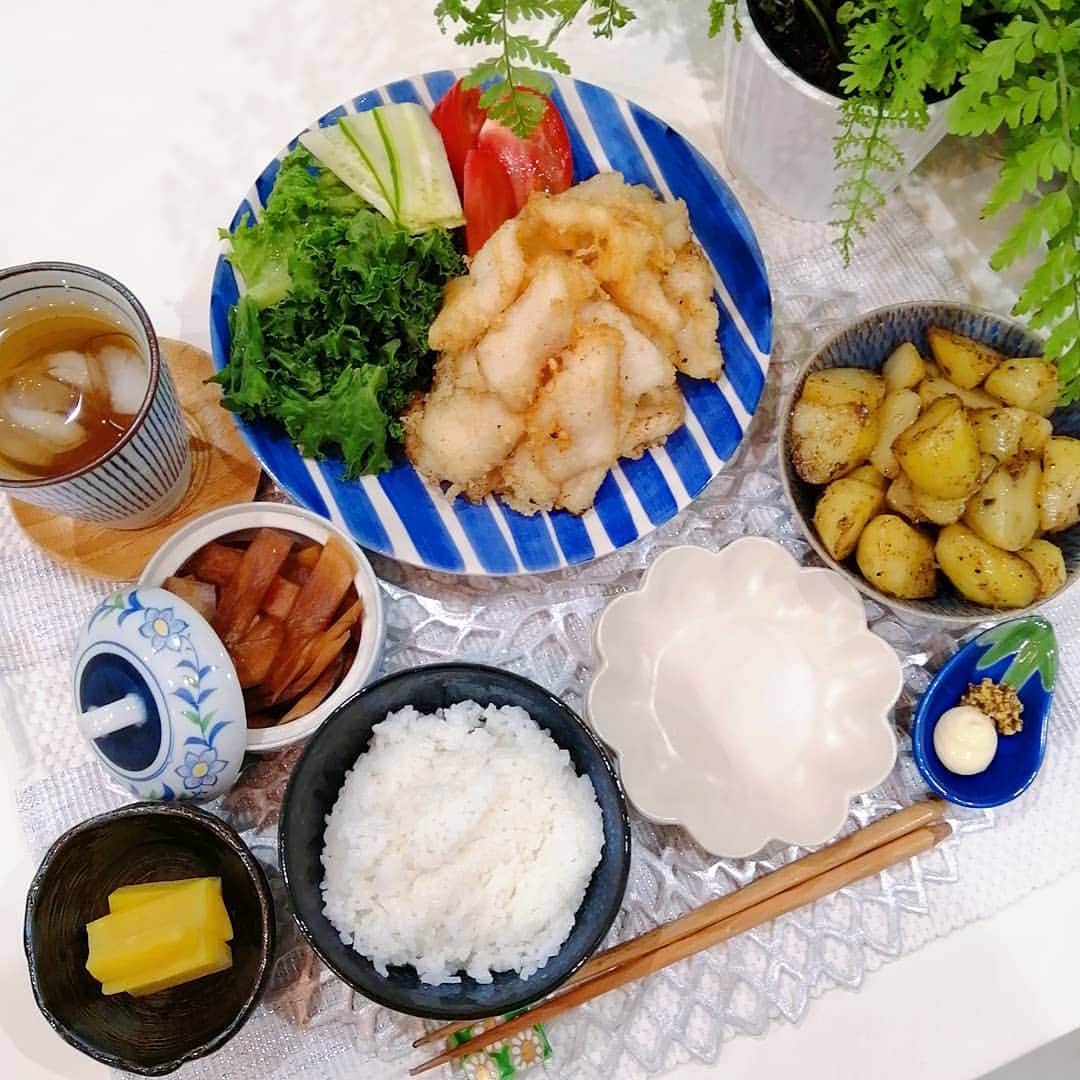 のインスタグラム：「#晩御飯#食費月13000円   白身魚のフリッター アンチョビポテト ほうれん草のお味噌汁 漬物  🌅🚗👦👦→仕事→🚗👦👦→⚽→🛒→🔪🐟  #晩ごはん#晩ご飯#夕食#夕御飯#夕食#おうちごはん#節約#節約ご飯#晩御飯#デリスタグラム#デリスタグラマー#クッキングラム#ワーママ#大分#instafood」