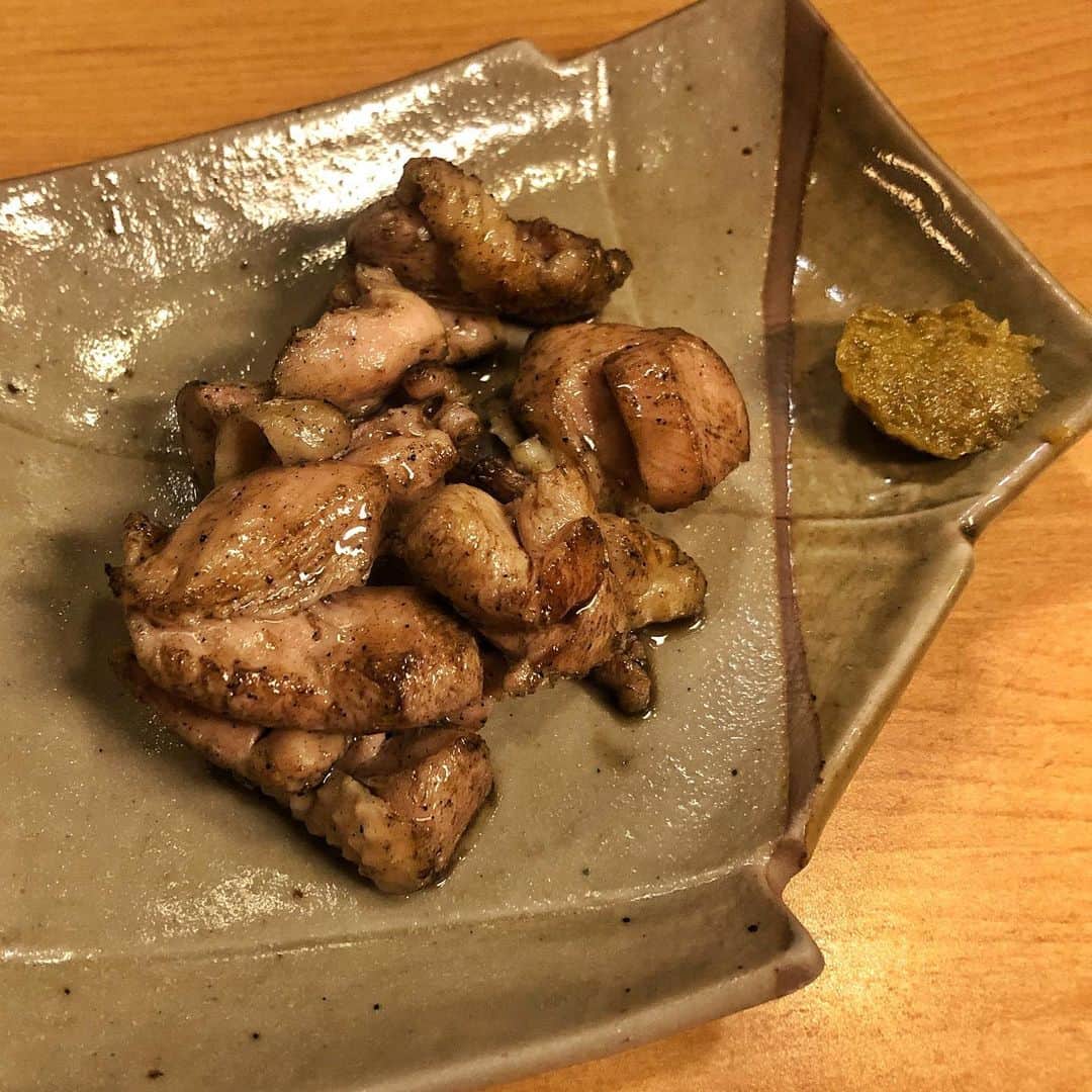 直樹 加藤さんのインスタグラム写真 - (直樹 加藤Instagram)「.. 本日、エイギョウ1軒目。  西京極の鶏心さん。  ひねとももを。  黒焼きって串を打たない焼鳥です。  合わせたのは、ブラックニッカのハイボール。  ホント、ちょうどいい。  #西京極 #鶏心 #美味い焼き鳥  #大文字屋加藤酒店」8月5日 20時19分 - daimonjiyakatonaoki