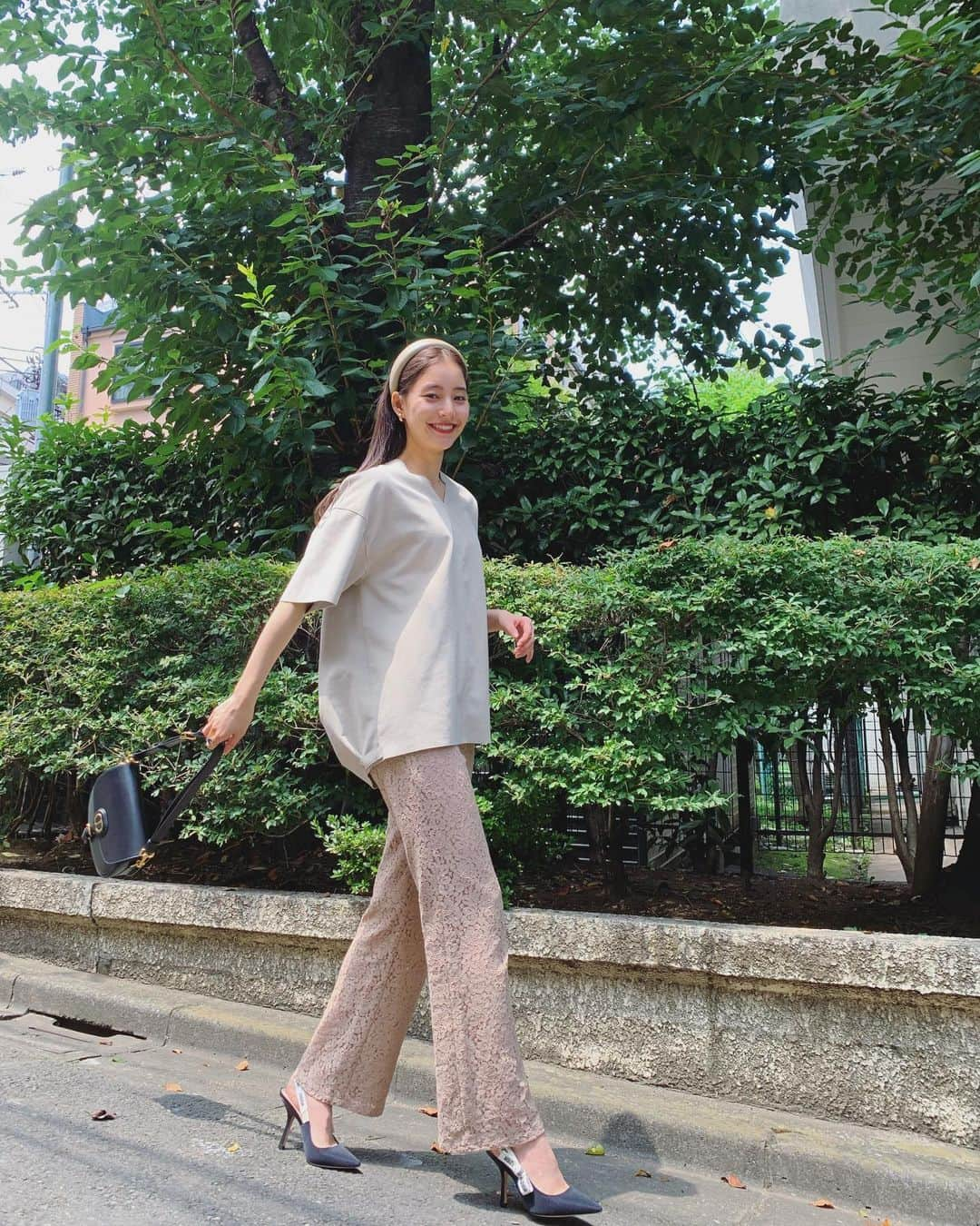 新木優子さんのインスタグラム写真 - (新木優子Instagram)「私服 tops : @hyke_official  bottom : @randeboo_official  shoes&bag : @dior   撮影の時だけマスク外しています🙇🏻‍♀️✨」8月5日 20時19分 - yuuuuukko_