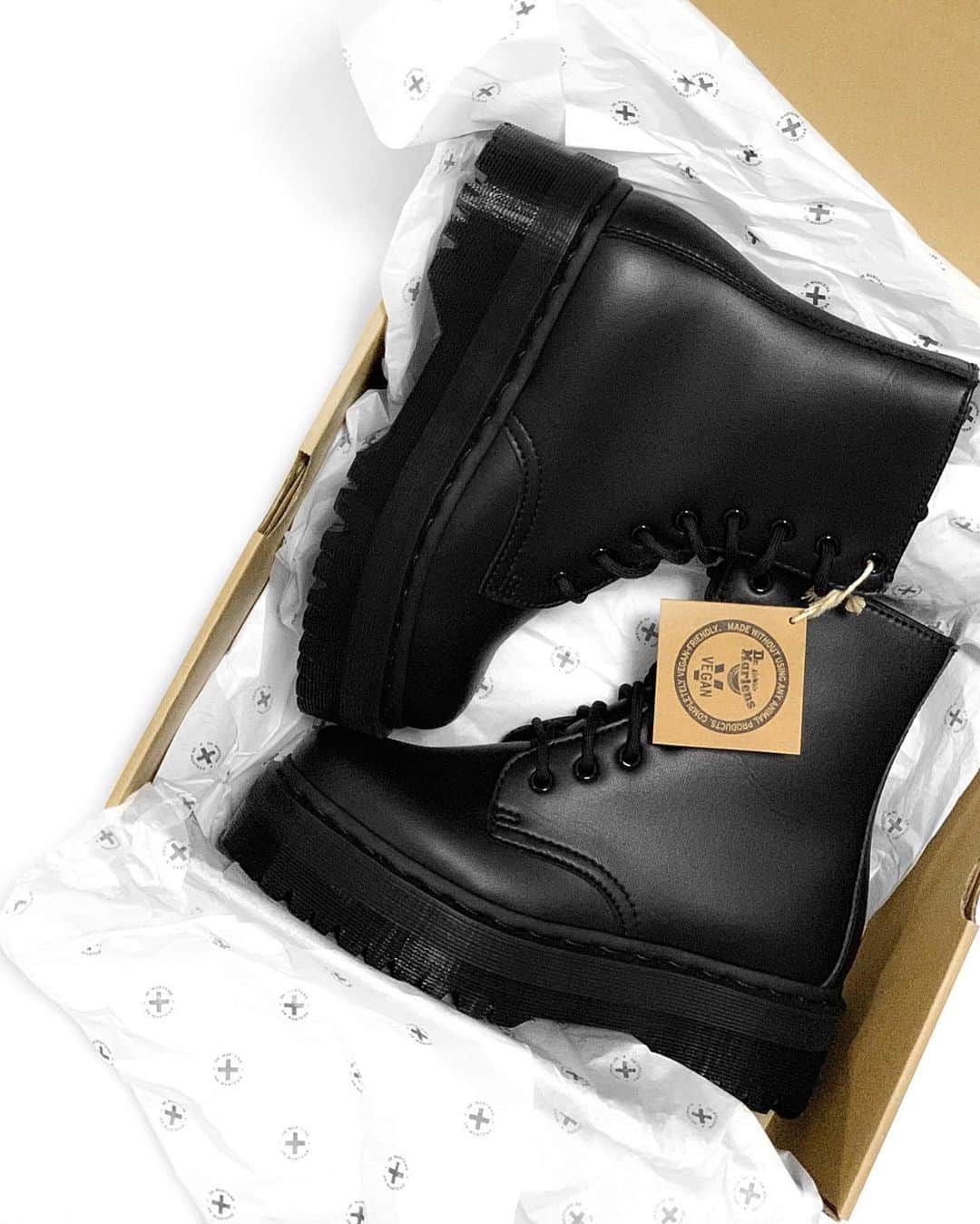 lve_xxxxのインスタグラム：「.﻿ .﻿ 👣﻿ 最近の購入品﻿ ﻿ 𝐃𝐫. 𝐌𝐚𝐫𝐭𝐞𝐧𝐬 ﻿ 𝐕𝐞𝐠𝐚𝐧 𝐉𝐚𝐝𝐨𝐧 𝐈𝐈 𝐌𝐨𝐧𝐨 𝟖 𝐄𝐲𝐞 𝐁𝐨𝐨𝐭𝐬﻿ ﻿ 🗺 海外限定ﾓﾃﾞﾙ やっかし、JADONのｵｰﾙﾌﾞﾗｯｸ ﾓﾃﾞﾙが﻿ 欲しくて買ってしまった。﻿ ﻿ ｳﾞｨｰｶﾞﾝ素材なので柔らかくて﻿ 足死ななくてすみそう😇﻿ ﻿ ﻿ 真夏やけどﾌﾞｰﾂ履いてやるぅぅぅ🔥﻿ Tｼｬﾂに、ﾌﾞｰﾂが昔から好き。﻿ ﻿(👣大変な事になるけど😂爆)﻿ ﻿ 後、Tｼｬﾂにﾆｯﾄ帽ね。﻿ (頭🤯大変な事になるけど😂爆)﻿ ﻿ ﻿ #👣 #DrMartens #Jadon #Mono ﻿ #8eyeboots #boots #black #allblack﻿ ﻿」