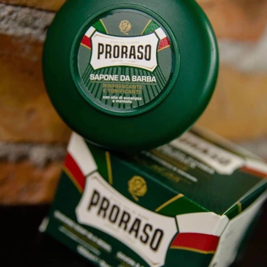 Proraso Japanのインスタグラム：「シェービングで肌荒れしがちな男性のかたに朗報！  PRORASOのシェービングソープは天然保湿成分が配合されており、肌荒れや乾燥を防いで肌を整えます。 . . . #proraso #prorasousa #prorasofirenze #シェービングクリーム #シェービング #ProShave #Italian #ItalianShave #イタリア製 #バーバースタイル #バーバーショップ #髭脱毛 #メンズスタイル #シェービングフォーム #Barber #メンズヘアスタイル #ヒゲ男子 #ヒゲ #BarberShop #ヒゲ脱毛 #メンズヘア #シェービングエステ #おしゃれさんと繋がりたい」