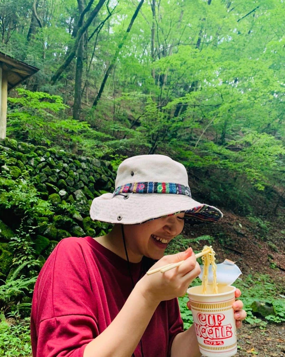 奥家沙枝子のインスタグラム：「山での最高のお昼ご飯といえば… #カップラーメン 🍜💕 強めの塩気が疲れたカラダに効く〜〜！ 📸 @akeyf_1l  . . #御岳山　#ハイキング　#登山　#日帰り　#山　#山歩き　#hiking #mountain #nature #japan #tokyo #saturday #trip #dayoff #daytrip #chill」