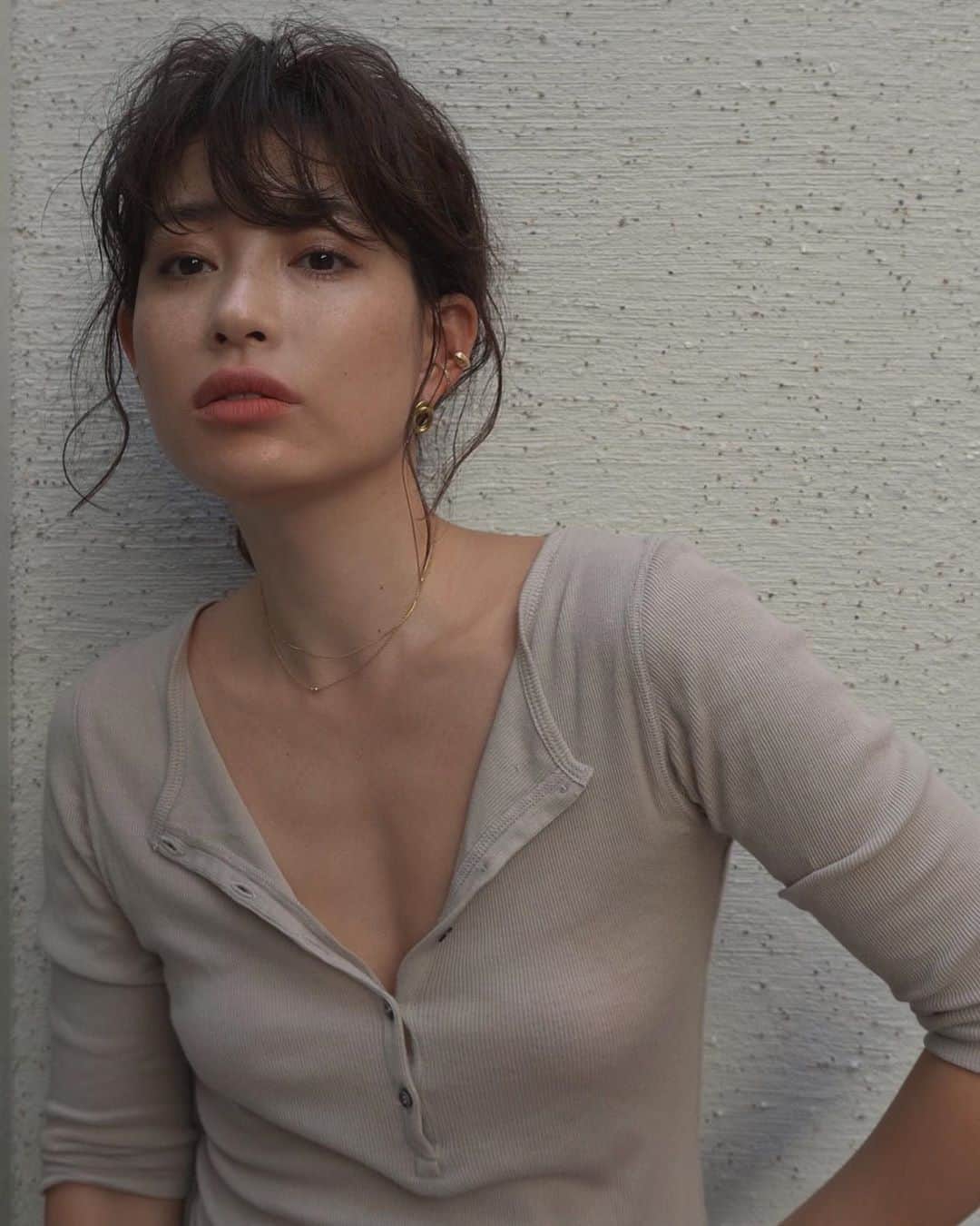 JUNNAのインスタグラム：「やっぱりマスクの内側にリップが つくのが気になる...🙄💭  でもメイクにおけるリップって 肝。んー😐  と そんな時、求めていた存在に出逢った @addictionbeauty_official  の ザ マット リップ　リキッド  #無重力リップ　  早速気になるカラーあれもこれも塗ってみました！  い〜🙌  サラッサラで軽い！ でもひと塗りで見た目通りの発色。  マスクでテストしてみたけど 🙆‍♀️  これは良い  そして、驚くのがもちの良さ...  私は 001 002 008 009 010 013  が気に入ってる 今年はとにかく黄味、ブラウン系の気分  かなり発色が良いので少し指にとって ポンポンとじんわり塗りくらいが私には丁度良い  写真1枚目は002 新しい髪色にも馴染んでいい  3枚目は010、ベースにグロスを塗ってみたので 少し艶あり  10枚目は012 リップに軽〜く　点、点とカラーを のせて、指でぼかす  #アディクション  #addiction #YouTube #junnaYouTube」