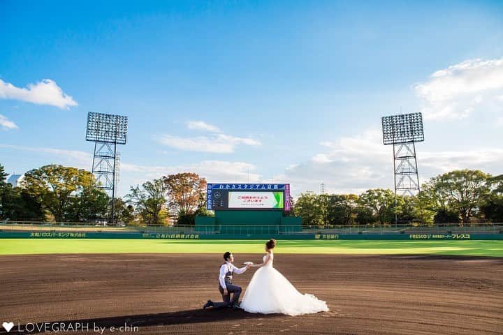 Lovegraph［ラブグラフ］さんのインスタグラム写真 - (Lovegraph［ラブグラフ］Instagram)「6年半の遠距離を乗り越えて 結婚した2人。 大学時代、野球部の彼とチアリーダー部の彼女は2人の思い出の球場で愛を誓いました。 ㅤㅤㅤ  ୨୧┈┈┈┈୨୧ ㅤㅤㅤ Lovegraphで撮影した過去のお写真を毎日投稿❁︎ ㅤㅤㅤ 姉妹アカウントもチェックしてください✩︎⡱ ㅤㅤㅤ 👶🏻 @lovegraph_kids 💍 @lovegraph_wedding 🤰 @lovegraph_maternity 📸 @lovegraph_academy  ㅤㅤㅤ ୨୧┈┈┈┈୨୧ ㅤㅤㅤ #Lovegraph #ラブグラフ #幸せな瞬間をもっと世界に ㅤㅤㅤ #カップルフォト #カップル写真 #ウェディングフォト #ウェディング前撮り #ロケーションフォト #エンゲージメントフォト #ブライダルフォト #花嫁 #プレ花嫁 #プレ花嫁さんと繋がりたい #花嫁ヘア #前撮りレポ#前撮りポーズ #wedding #weddingphotography #photooftheday #写真好きな人と繋がりたい #いいね返し #カップルさんと繋がりたい #遠距離恋愛 #遠距離カップル」8月5日 20時32分 - lovegraph_me