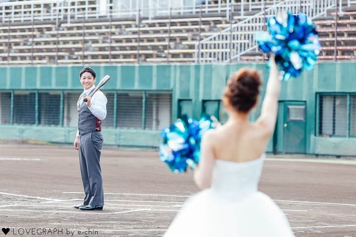 Lovegraph［ラブグラフ］さんのインスタグラム写真 - (Lovegraph［ラブグラフ］Instagram)「6年半の遠距離を乗り越えて 結婚した2人。 大学時代、野球部の彼とチアリーダー部の彼女は2人の思い出の球場で愛を誓いました。 ㅤㅤㅤ  ୨୧┈┈┈┈୨୧ ㅤㅤㅤ Lovegraphで撮影した過去のお写真を毎日投稿❁︎ ㅤㅤㅤ 姉妹アカウントもチェックしてください✩︎⡱ ㅤㅤㅤ 👶🏻 @lovegraph_kids 💍 @lovegraph_wedding 🤰 @lovegraph_maternity 📸 @lovegraph_academy  ㅤㅤㅤ ୨୧┈┈┈┈୨୧ ㅤㅤㅤ #Lovegraph #ラブグラフ #幸せな瞬間をもっと世界に ㅤㅤㅤ #カップルフォト #カップル写真 #ウェディングフォト #ウェディング前撮り #ロケーションフォト #エンゲージメントフォト #ブライダルフォト #花嫁 #プレ花嫁 #プレ花嫁さんと繋がりたい #花嫁ヘア #前撮りレポ#前撮りポーズ #wedding #weddingphotography #photooftheday #写真好きな人と繋がりたい #いいね返し #カップルさんと繋がりたい #遠距離恋愛 #遠距離カップル」8月5日 20時32分 - lovegraph_me