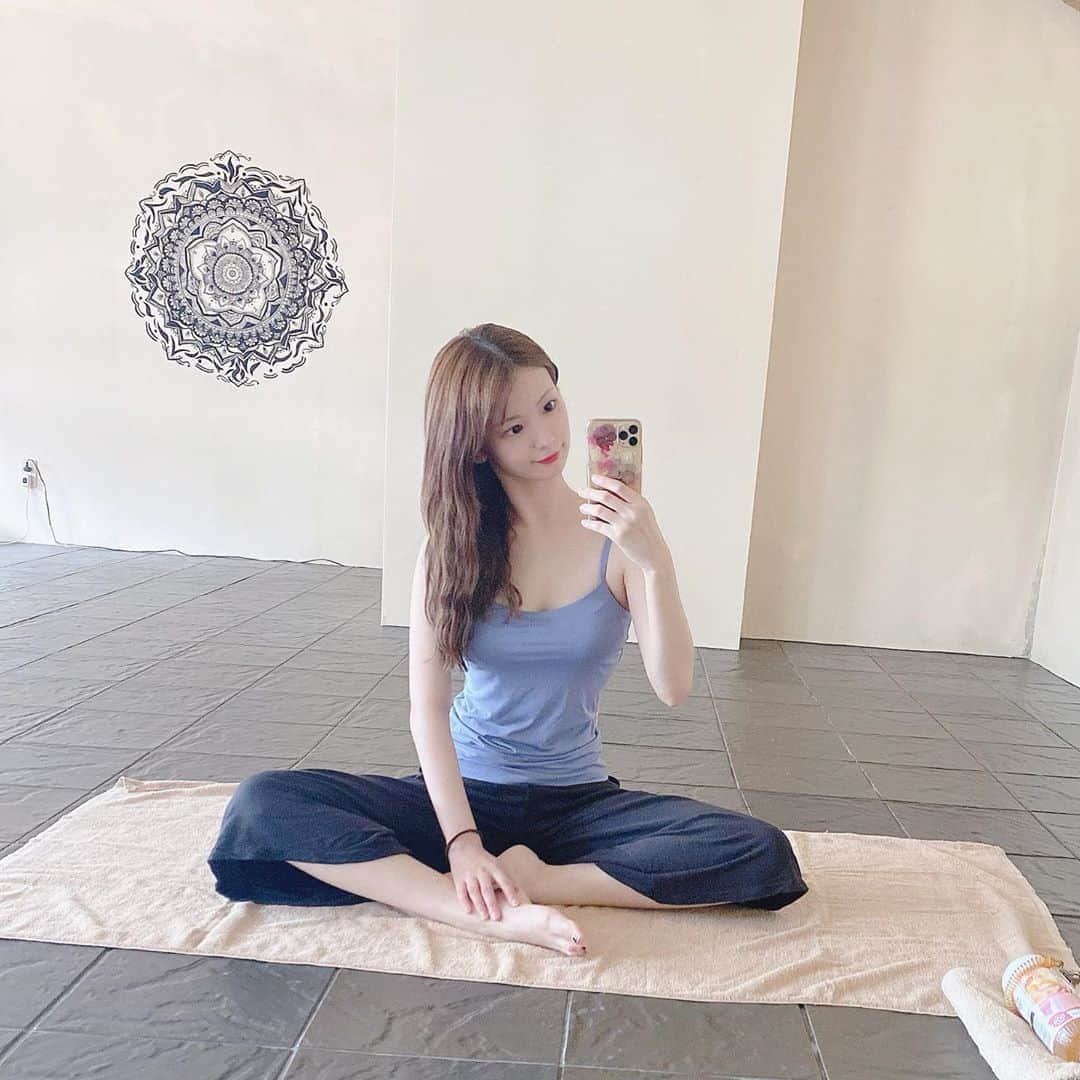 木下ひなこさんのインスタグラム写真 - (木下ひなこInstagram)「🧘‍♀️ . . 朝ヨガしてきたよ!!! 起きた時すこし貧血気味だったけど ヨガしたら気分スッキリで 体調良くなったの🥺🙌 . . 身体がポカポカして軽くなるの☺️ 今日もめちゃめちゃ良い汗かきました!! . . このトップスは ちはる @chihalook1108 からの💝 . . #ヨガ #溶岩ヨガ #岩盤ヨガ #岩盤浴  #ホットヨガ #yoga #hotyoga  @yoga_simple」8月5日 20時33分 - hinako_0525