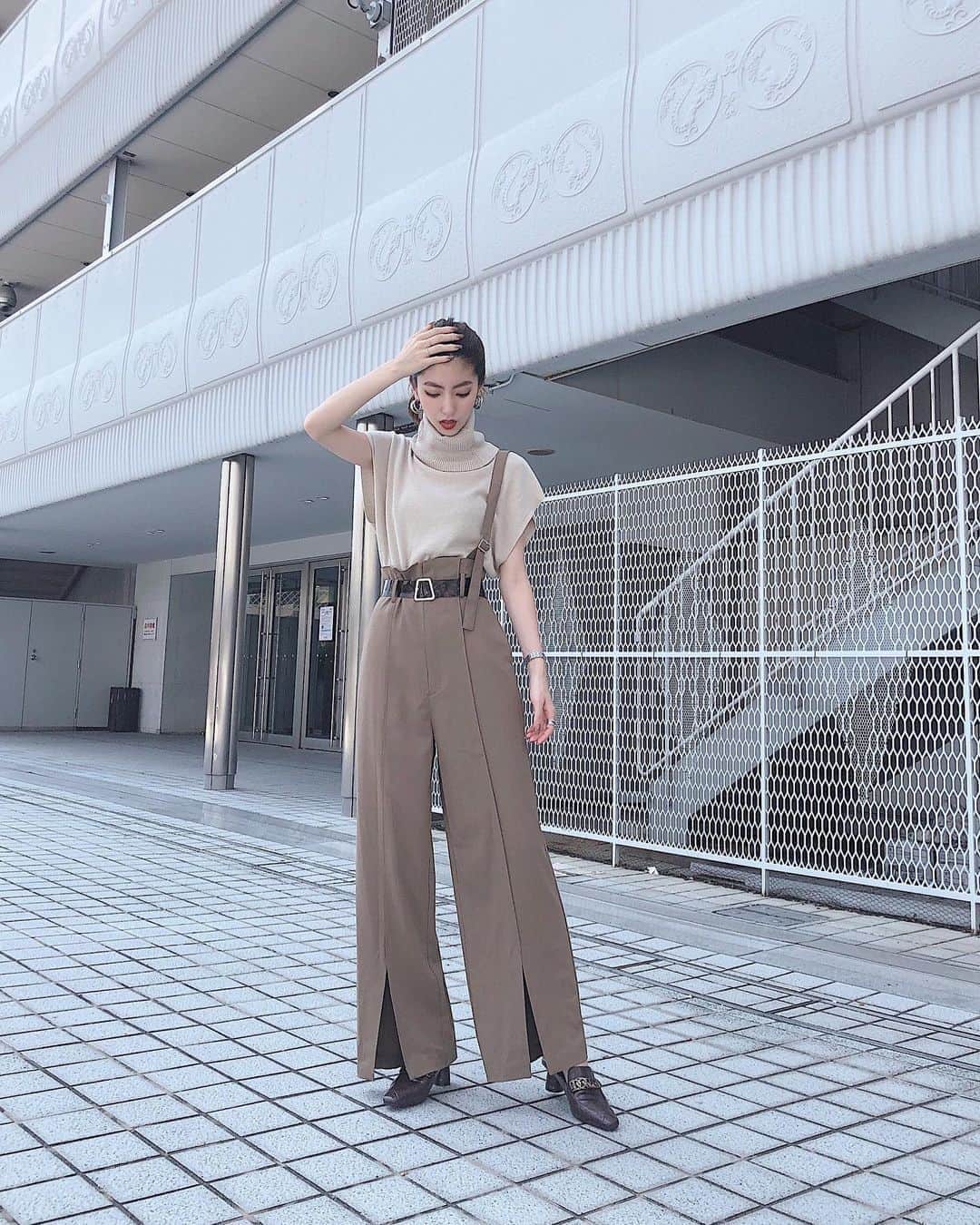 高村 楓のインスタグラム：「. . セット販売中のお気に入りコーデ♡ . トップスは2WAYで 前後ろどっちでも使えるよ〜！！ 髪の毛アップにしたらめっちゃ可愛い🤣🤣 . . #MURUA#murua_snap#murua_by_staff#code#fashion#AW #ムルーア#2WAYオープンタートルニット#ワンショルダーハイウエストパンツ#秋コーデ#コーデ#ファッション」