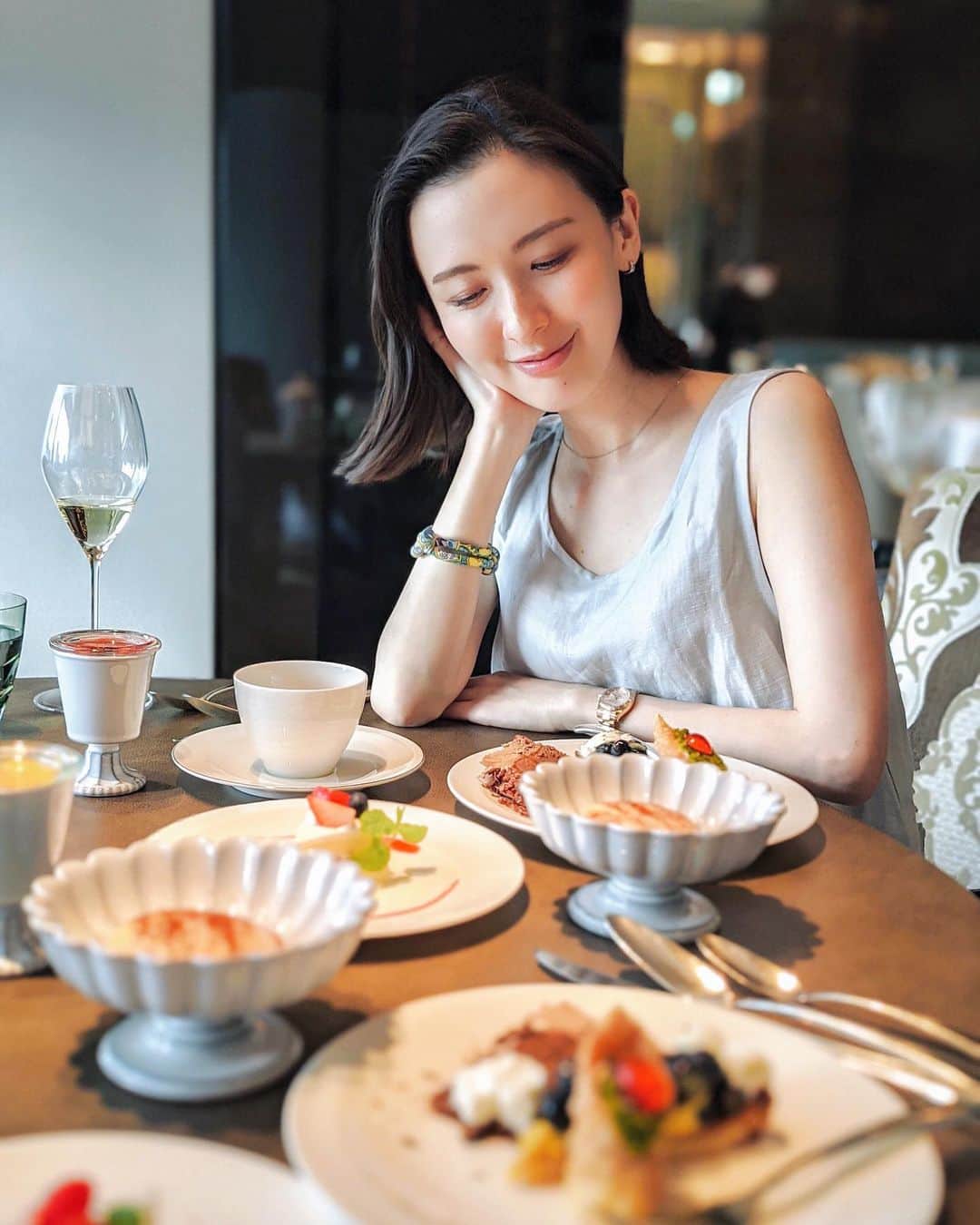 前田紀至子のインスタグラム：「プールにトリートメント、ネットフリックス…とおこもり三昧のしめくくりは、お友達と待ち合わせてシグネチャーレストランのピャチェーレでブランチ。  広々と取ったスペースで存分にご馳走ブランチをいただけるのがあまりにも愉しすぎて、久しぶりの心休まる時間となりました。  因みにお洋服はこちらもハンロ。徹底的に好きなものを纏い、好きな事だけをした心の洗濯。 今回のステイケーションについては改めてHanako.tokyoの連載コラムで紹介したいと思っています。 ぜひご覧くださいね。  #staycation#staycationwithhanro#シャングリラ東京#shangrilahotel#shangrilatokyo」