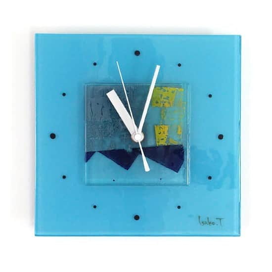 comb de shioさんのインスタグラム写真 - (comb de shioInstagram)「時計から、アートのある生活、はじめませんか？  glass art clock by Isako TODA﻿ ﻿ #アートのある暮らし ﻿ ------------------------﻿ 【作品リスト】﻿ ﻿ ■ ガラスアート時計・「SKY and SEA」 C_180811  オンラインショップ掲載中です。﻿ ﻿ ﻿ #combdeshio﻿ #コムデシオガラス ﻿ #コムデシオ ﻿ #ガラス作家杜多一菜子﻿ #三重県  #三重県津市  #インテリア好きな人と繋がりたい﻿ #インテリアデザイン﻿ #おしゃれインテリア #インテリアアート #壁掛けインテリア #おしゃれな部屋  #抽象画アート #寝室インテリア  #壁掛け時計 #ガラス時計 #新築祝いのプレゼント #結婚祝いのプレゼント  #おうち時間を楽しむアイテム ﻿#インテリア時計  #artist  #interiorart #interiorartwork #artclock #glassclock #japanesecraft #clock」8月5日 20時27分 - comb_de_shio