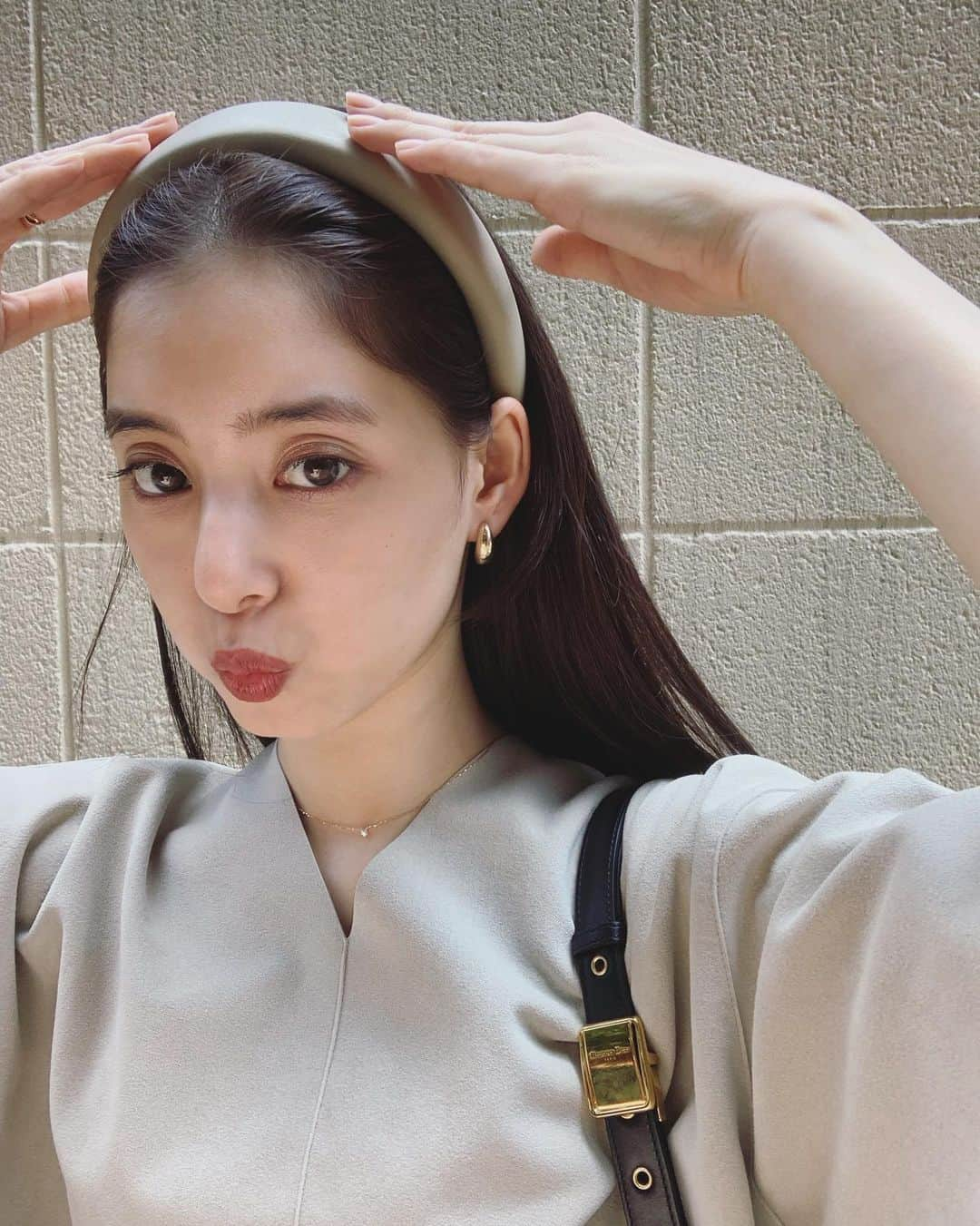 新木優子さんのインスタグラム写真 - (新木優子Instagram)「headband : @coel_y  earring : @knowhowjewelry  necklace : @agete_official_aoyama  bag : @dior  撮影の時だけマスク外しています🙇🏻‍♀️✨」8月5日 20時31分 - yuuuuukko_