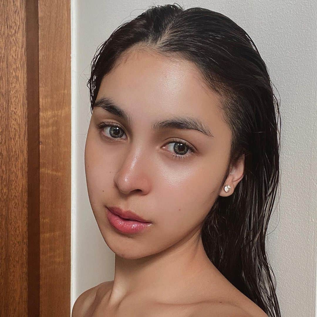 ジュリア バレットのインスタグラム：「bare」