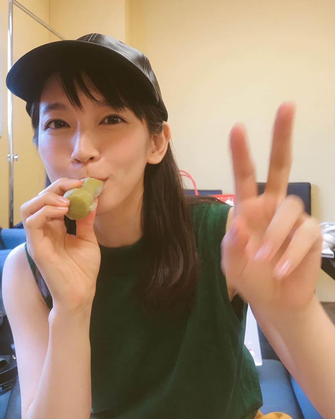 吉岡里帆さんのインスタグラム写真 - (吉岡里帆Instagram)「8月5日は"パピコの日"だそうです🌻  これは何味でしょうか？  #パピコの日  正解はパピベジのキウイ&グリーンでした！🥝 美味しかったです。」8月5日 20時35分 - riho_yoshioka