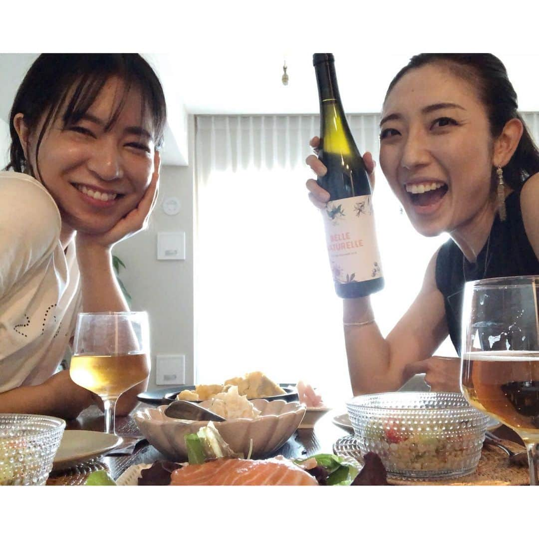 太田彩乃さんのインスタグラム写真 - (太田彩乃Instagram)「最近の私たちのブームはオレンジワイン🧡 . . #organicwine #オレンジワイン #オーガニックワイン #orangewine #bio #お家ご飯 #もはや家族 #オーストリアワイン #マイバッグにワイン @yamashitayuna」8月5日 20時35分 - ayano.ohta