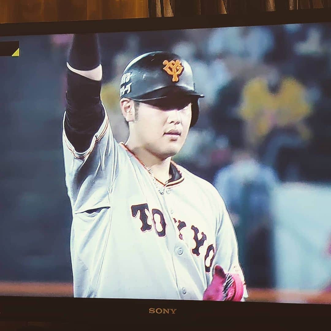 中村昌也のインスタグラム：「巨人対阪神観てる。。 甲子園にも行きたいな！実家近いし。。敵とはいえ藤浪投手、手強かったよ〜。 しかし、今年は巨人強い！バッター後ろの広告のパワプロ買おうかな…  #読売ジャイアンツ #読売巨人軍  #ジャイアンツ #巨人 #ジャイアンツファン #パワプロ」