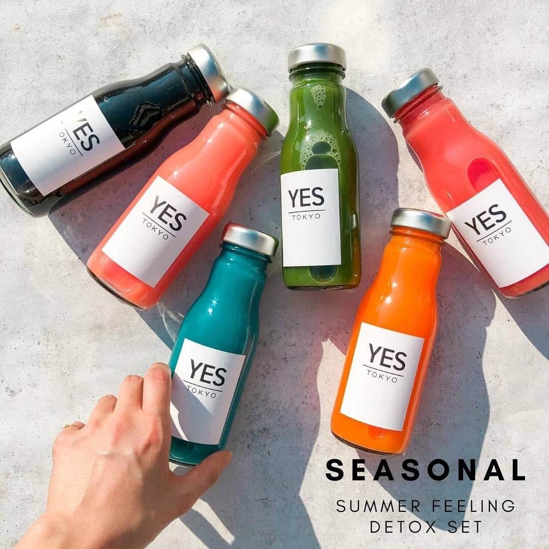 YES TOKYOさんのインスタグラム写真 - (YES TOKYOInstagram)「【8月 SEASONAL SET】﻿ ﻿ ﻿ 本日は、8/7（Fri）～販売開始となる﻿ 8月のSEASONAL SETのMENUをご紹介させていただきます☺︎﻿ ﻿ ﻿ 8月に入り一気に気温が上がり、﻿ セミの鳴き声と共に夏を感じますね🌈﻿ ﻿ そんな夏本番を乗り越える為にも、﻿ 夏バテを予防するには日頃からの生活習慣を整えておくことがとても大事です。﻿ ﻿ ﻿ 室内外の温度差が5度以上になると、﻿ 自律神経が乱れやすく、気付かないうちに気温の変化でのストレスにより排出されやすいミネラル、﻿ 汗に含まれるミネラルが発汗により排出してしまいやすい為、ミネラルの欠乏により疲労、脱力感が増し、免疫力の低下、、、﻿ ﻿ 結果的に、気付けば夏バテ状態になってしまっている...。﻿ といったご経験をされたことがある方もきっと多いはずです。﻿ ﻿ ミネラルは身体のコンディションを整える役割があり、﻿ 体内で生成されることが出来ない為、積極的にミネラルの摂取を心がけて頂きたいです。﻿ ﻿ ﻿ この機会に是非、﻿ こちらのYES TOKYOがお届けする、 8月限定のSEASONAL SETで﻿生活習慣の整え、 夏バテ予防をして行きましょう！！﻿ ﻿ ﻿ ■SUMMER FEELING DETOX SET﻿ （270ml 6本）﻿  ￥5,000＋tax﻿ ﻿ 【-セット内容-】﻿ REFRESHER/EVER SKIN/FULL SUMMER/INDIGO/BLACK ROCKS/ENERGIZER﻿ ＊変更不可﻿ ﻿ ・天然のスポーツドリンクとも言われる程のスイカとココナッツウォーターにより、利尿作用、血管を拡張し末端の毛細血管までの血流を改善﻿ ﻿ ・疲労回復や夏バテ効果﻿ ﻿ ・竹炭の吸着効果により、腸に溜まった老廃物を体外へ排出し、腸内ガスの溜まりを改善﻿ ﻿ ・腸内活性化﻿ ﻿ ・ラウリン酸により免疫力UP﻿ ﻿ ・腸内環境を整えることにより、美肌効果﻿ ﻿ 夏バテ予防に、より高い栄養価のミネラルの摂取を忘れず生活習慣の整えに是非お試し下さい☺︎﻿ ﻿ ﻿ 店頭または ONLINE SHOPからご購入可能となっております。﻿ デリバリーでのお届けも行っておりますので、お気軽にお問い合わせ下さい。﻿ ﻿ デリバリーに関しまして、﻿ 曜日・時間帯により混雑する場合がございます。﻿ お時間の調節ご協力頂くこともございますが、﻿ ご理解の程、何卒よろしくお願い致します。﻿ ﻿ ﻿ 只今、ジュースクレンズのご予約に関するお問い合わせを多数頂いております。﻿ ご予約をご希望のお客様は、お早めのご予約をお勧め致します。﻿ ﻿ 1dayからのジュースクレンズご希望のお客様は、﻿ 8月末まで販売しております、”RECOVERY DETOX SET”がオススメです。﻿ ﻿ こちらも是非お試しください☺︎﻿ ﻿ ﻿ 【お問い合わせ】﻿ ■中目黒店﻿ ☎︎：03-3760-4717﻿ ﻿ ■二子玉川店﻿ ☎︎：03-6447-9663﻿ ﻿ ﻿ ﻿ @yestokyo﻿ #yestokyo #tokyo #yoga  #ubereats #detox #vitamix #summer﻿ #ヨガ #ヨガスタジオ #コールドプレスジュース #ジュースクレンズ #スムージー #中目黒 #免疫力 #免疫力アップ #デトックス #デリバリー #テイクアウト #二子玉川 #代官山  #渋谷 #福岡 #横浜  #ダイエット #ファスティング #ダイエットメニュー #バイタミックス #ジューサー #スイカジュース #夏バテ対策」8月5日 20時36分 - yestokyo