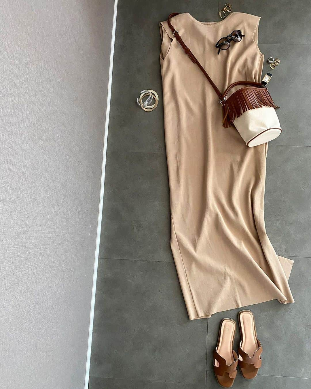 のりこさんのインスタグラム写真 - (のりこInstagram)「coordinate  beige + camel🧡🤎  シンプルでリラックスできるサマーニットワンピース。  やっぱりシンプルが落ち着くなぁ😊  #ワンピース　#meri #titivate #ayakobag #ティティベイト #フラットスクエアサンダル #coordinate」8月5日 20時38分 - nocha1225