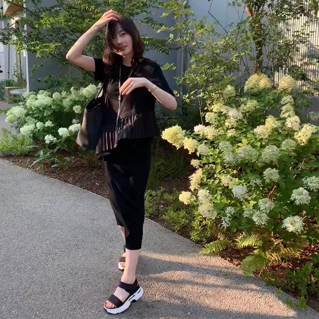 小橋めぐみのインスタグラム：「この前、2駅分くらい歩き続けたけれど、足が全く疲れなかった優秀厚底サンダル。 #足は疲れなかったけれど #夜10時には夢の中へ #elendeek #frenchpave」