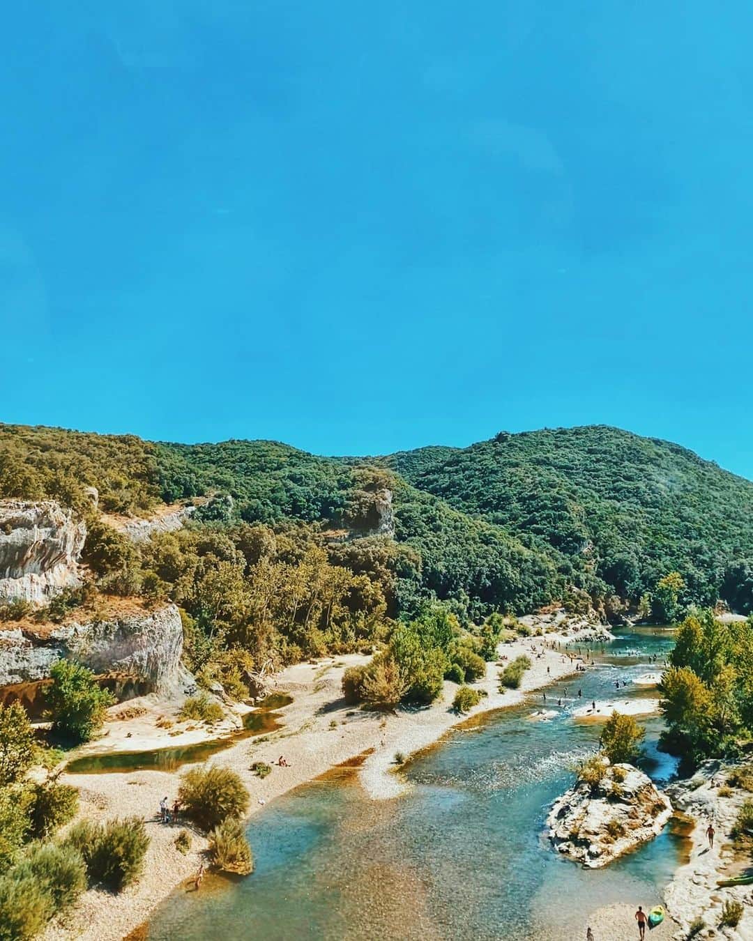 カロリーヌ・ド・メグレのインスタグラム：「Gorges du Gardon ❤️ 🛶」
