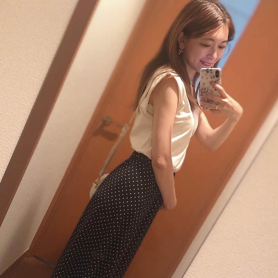 菊池かなこのインスタグラム：「. amazonで発見🔍💙 ジャーナルスタンダード( @jslessage ) のトップスが フレンチスリーブで二の腕カバーしてくれるよ✨ 首元も詰まりすぎていないし、私の体型にぴったり☺︎ 少し厚みのある素材で高見えするし 袖が折り返しのデザインになってて 細かいとこまで凝っているのがお気に入り🙌 Amazonでジャーナルスタンダードやイエナなどの ベイクルーズ商品が買えるようになってたよ🌸 . . ୨୧┈┈┈┈┈┈┈┈┈┈┈┈┈┈┈┈┈୨୧ #amazonで発見 #amazonfashionjp #sponsored #ジャーナルスタンダード#ベイクルーズ #フレンチスリーブ#二の腕カバー#着痩せトップス#fashion#ファッション#おしゃれさんと繋がりたい  #白トップス#モノトーンコーデ#夏コーデ#カジュアルコーデ#フェミニンコーデ#ドットスカート#水玉コーデ  #骨格ウェーブ#アラサーコーデ #follop @amazonfashionjp @follop.jp」