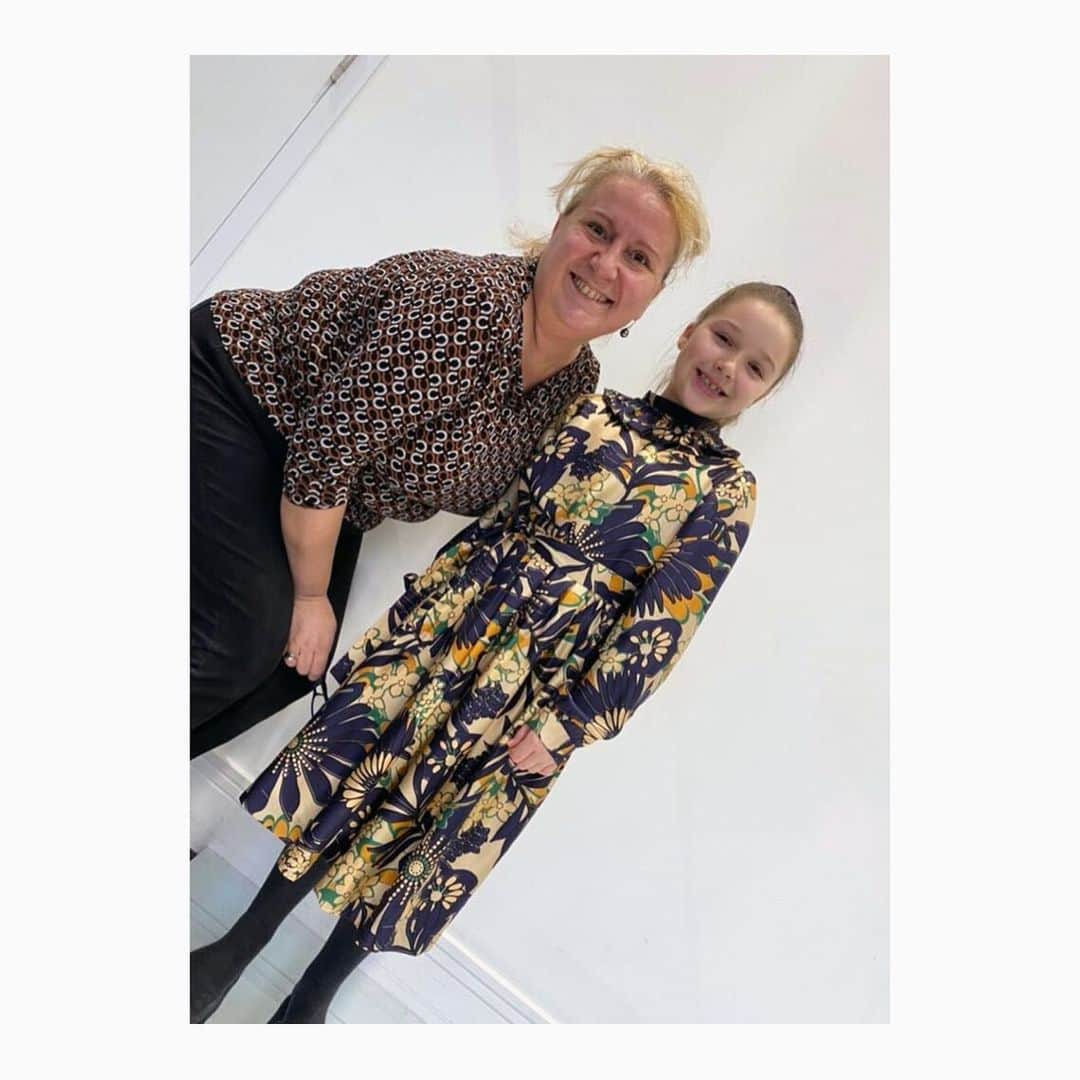 ヴィクトリアベッカムさんのインスタグラム写真 - (ヴィクトリアベッカムInstagram)「Harper’s favourite print this season! My mini me and Ruta (who made her dress) at her final fitting before the #VBAW20 show x vb」8月5日 20時42分 - victoriabeckham