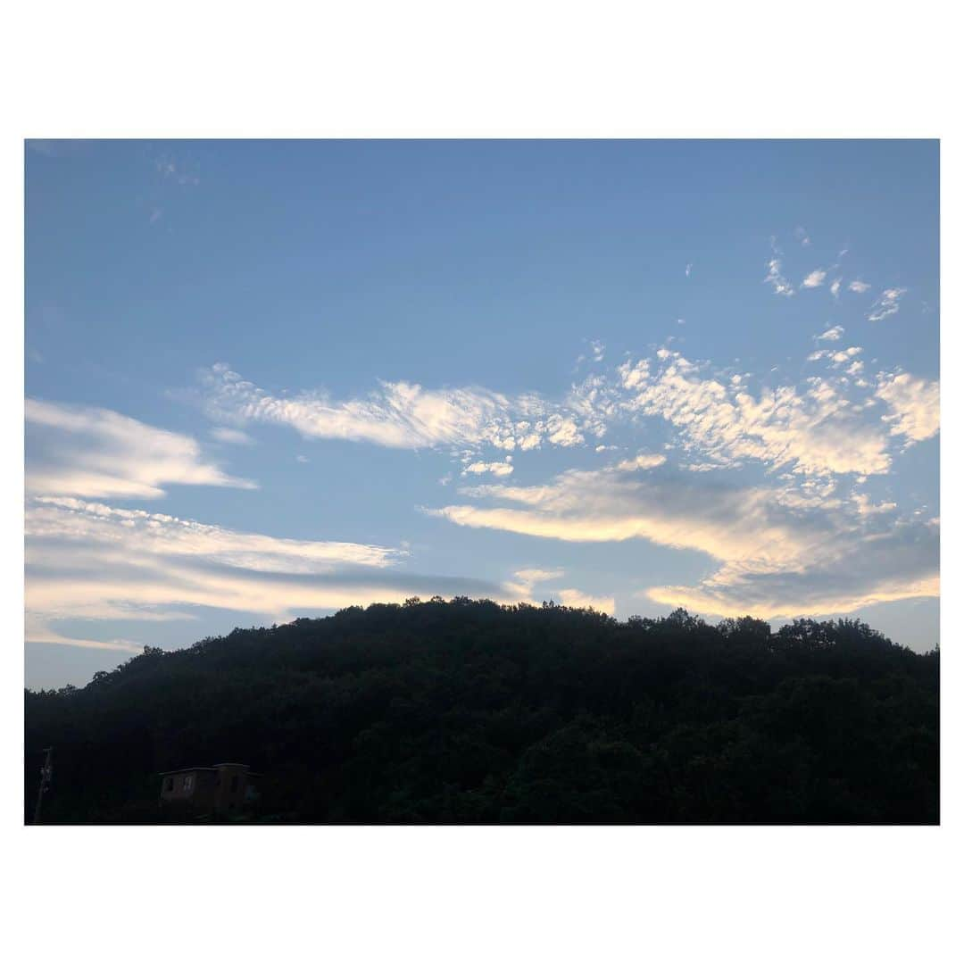 永井葉月さんのインスタグラム写真 - (永井葉月Instagram)「. . 夏の夕暮れはとても綺麗で 練習後、空を見るとお疲れ様って 言ってくれてる気がする✨ 毎日同じ日なんてないんだよね。 １日がどんな日でも過ぎていく時間 今日もよく頑張ったって自分に言える そんな日が毎日おくれますように🌱 . . #sunset #dusk #summer  #夏  #夕暮れの空 #何か感じる  #今日も1日お疲れ様でした  #毎日幸せ #忙しい日々  #毎日に感謝 #今できること」8月5日 20時45分 - hazuki815hazuki