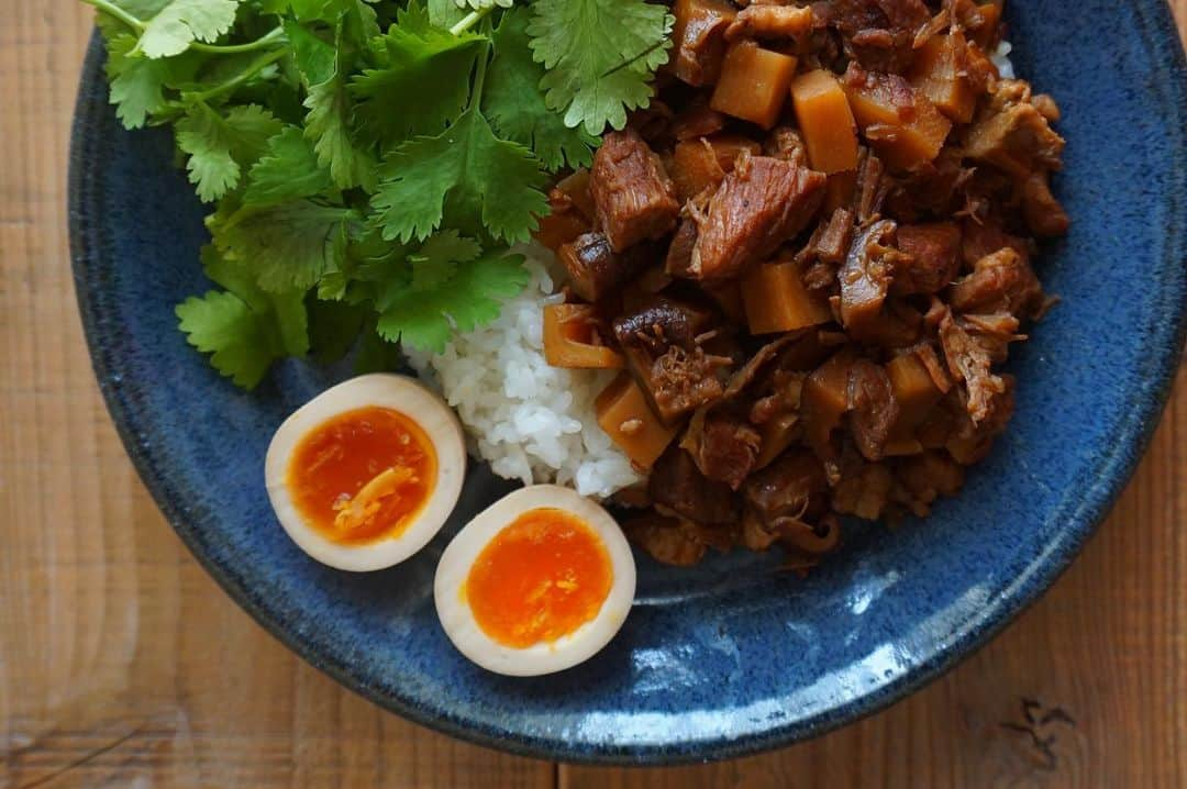 CHIKAのインスタグラム：「カレーばかりになってしまっているからいつかのお昼ご飯♡ やっと納得がいく魯肉飯を作れるようになったよ♡ たまーにやってくるお肉食べたい欲、、、🙈 *. *. *. #魯肉飯#おうちごはん#小澤基晴」