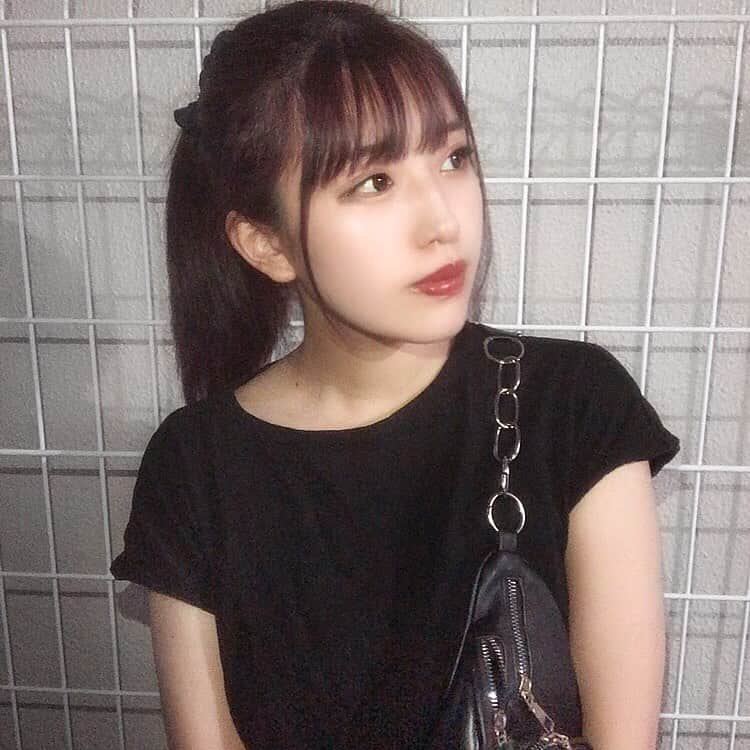 のインスタグラム：「. 髪の毛暗くしました☺︎ てか髪の毛伸びるの早くない? もうポニーテールできる‼︎ . . . #newhair #ポニーテール #ヘアアレンジ #ミディアムヘア #髪の毛 #髪 #暗髪  #セルフカラー #hair #haircolor #ヘアカラー」