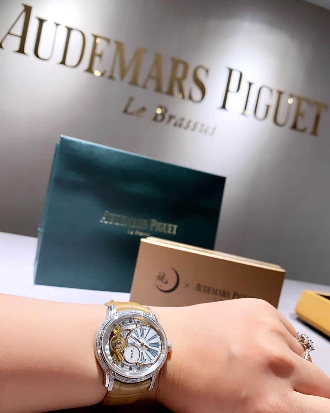 ayuさんのインスタグラム写真 - (ayuInstagram)「⌚️👑🥂🌹💕 𝐀𝐔𝐃𝐄𝐌𝐀𝐑𝐒 𝐏𝐈𝐆𝐔𝐄𝐓 AUDEMARS PIGUET's watch given by darling as a 30th birthday gift. 💝 ・ ３０歳の門出に彼から プレゼントで貰った #audemarspiguet の時計⌚️👑💕 一生の宝物💝 大切に愛用するね💓 本当にありがとう✨❤️✨ ・ #audemarspiguet#love#diamond#luxurywatch#present#luxury#luxurylifestyle#present#birthday #オーデマピゲ#プレゼント#サプライズ#宝物#ありがとう#❤️#ダイヤ#💠#💎」8月5日 20時47分 - ayu888ayu