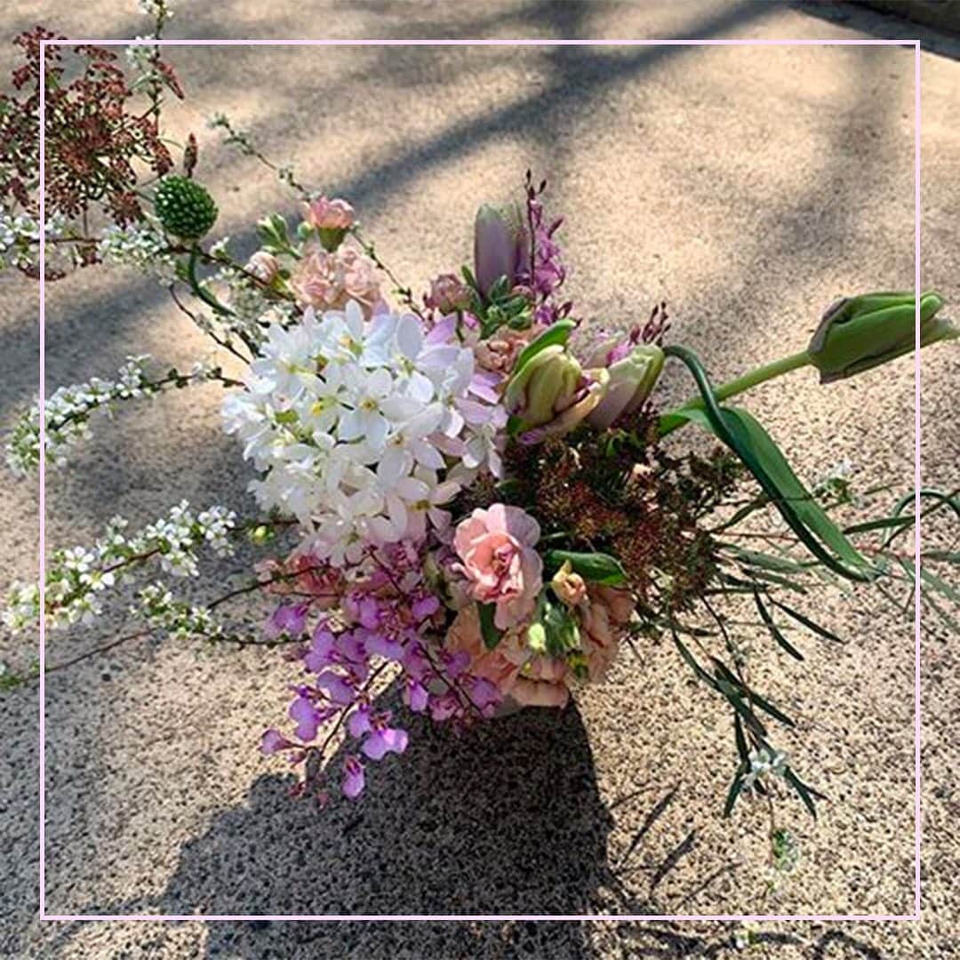 VOGUE GIRL JAPANさんのインスタグラム写真 - (VOGUE GIRL JAPANInstagram)「【本日のご褒美】代々木八幡で偶然発見した、小さなお花屋さん「whole」🌼やさしくて繊細な遊びごころも感じさせるブーケをつくってくれます。夏はお花も鮮やかな色を楽しみたいですね✨ #本日のご褒美 #水曜日はお花の日 #flowerwednesday #todayslittlehappiness #VOGUEGIRLエディターのお気に入り #花のある生活 #花のある暮らし」8月5日 20時47分 - voguegirljapan